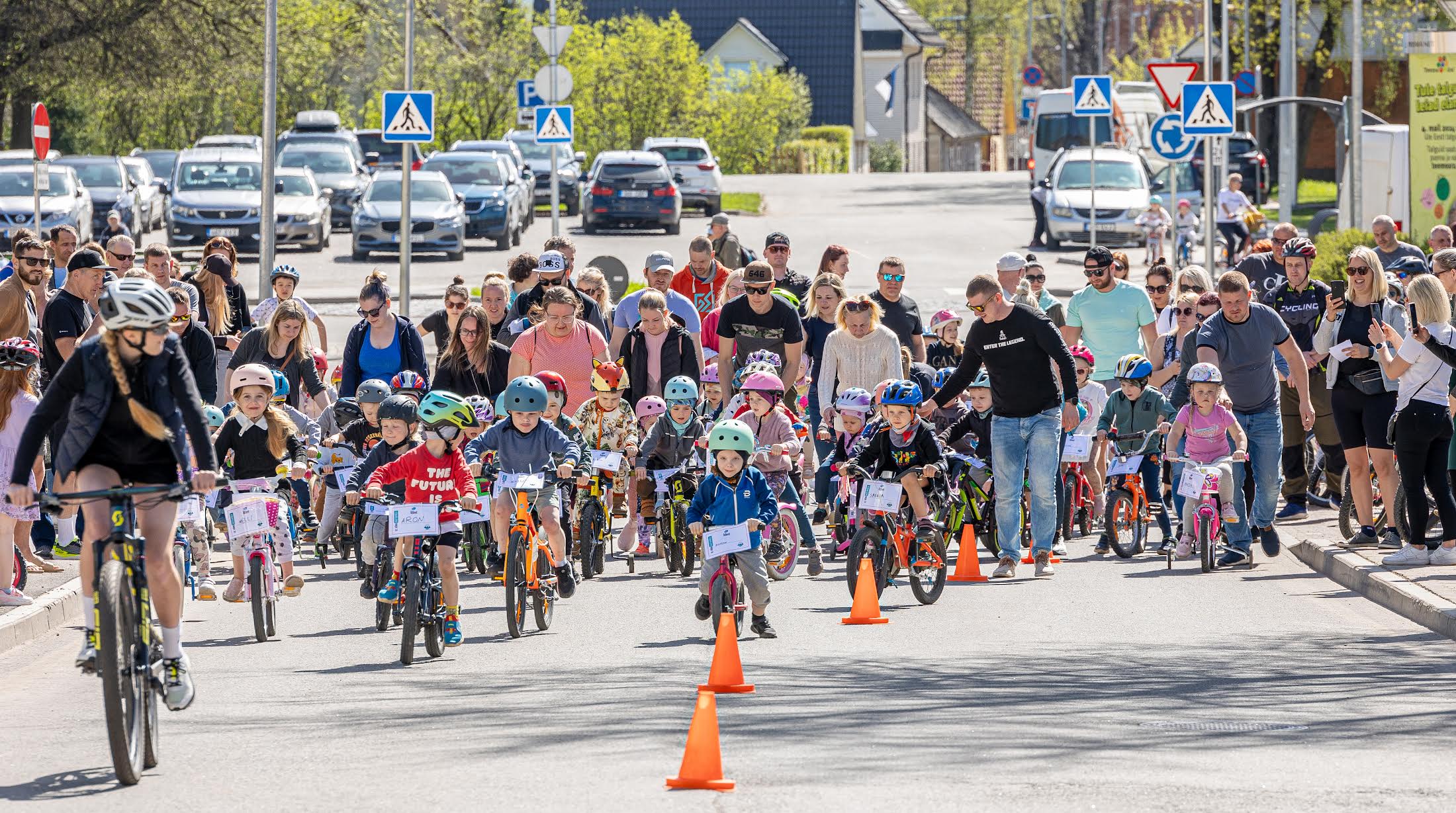 Pisemate osalejate start ATLEET laste jalgrattasõidul. Lembitu tänav oli pisikestest sportlastest tulvil. FOTOD: Aigar Nagel