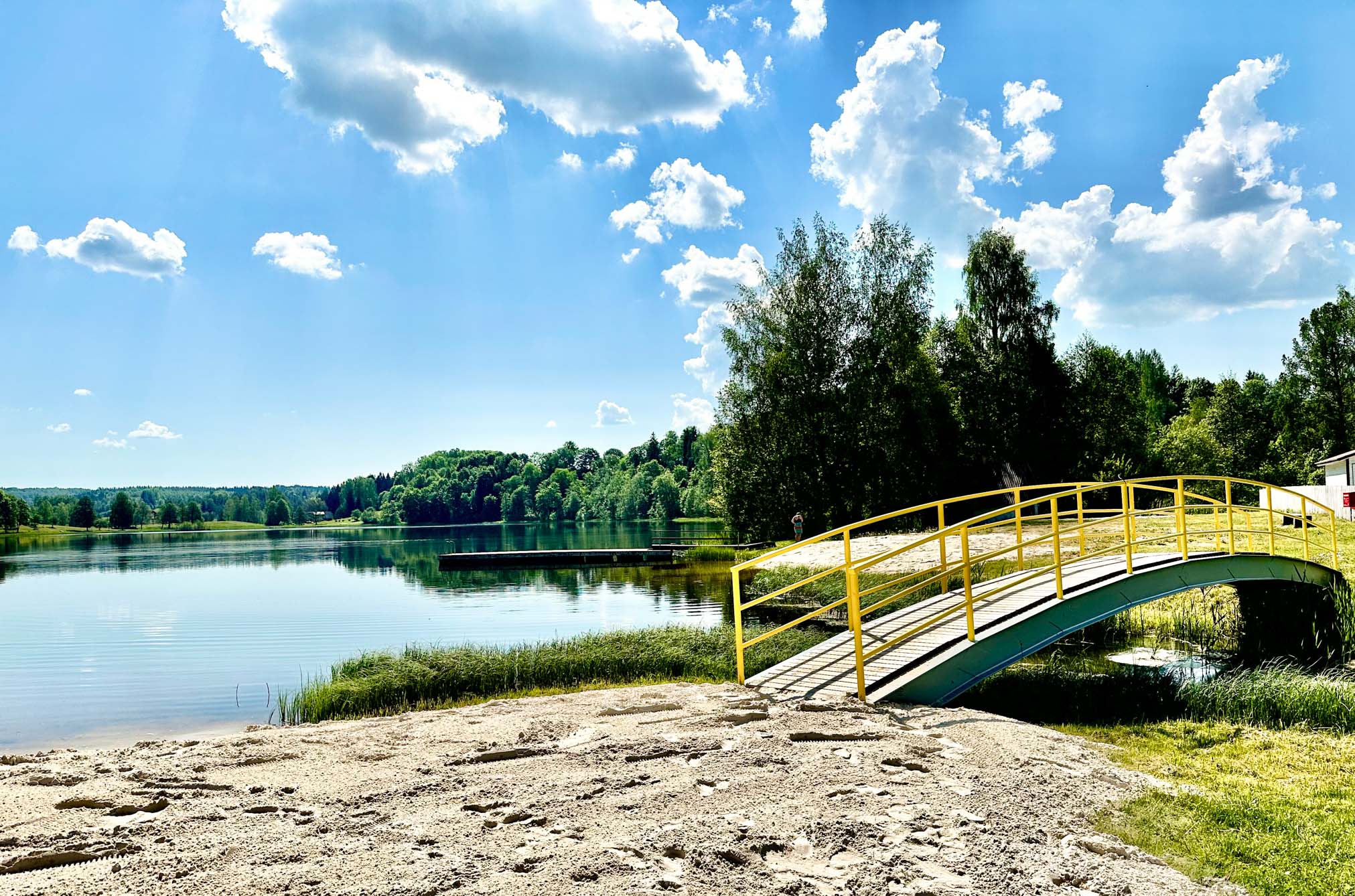 Rõuge Suurjärve rannas oli täna hommikul liiv korralikult riisutud. Veetemperatuur  oli 21 kraadi. Fotod: KALEV ANNOM