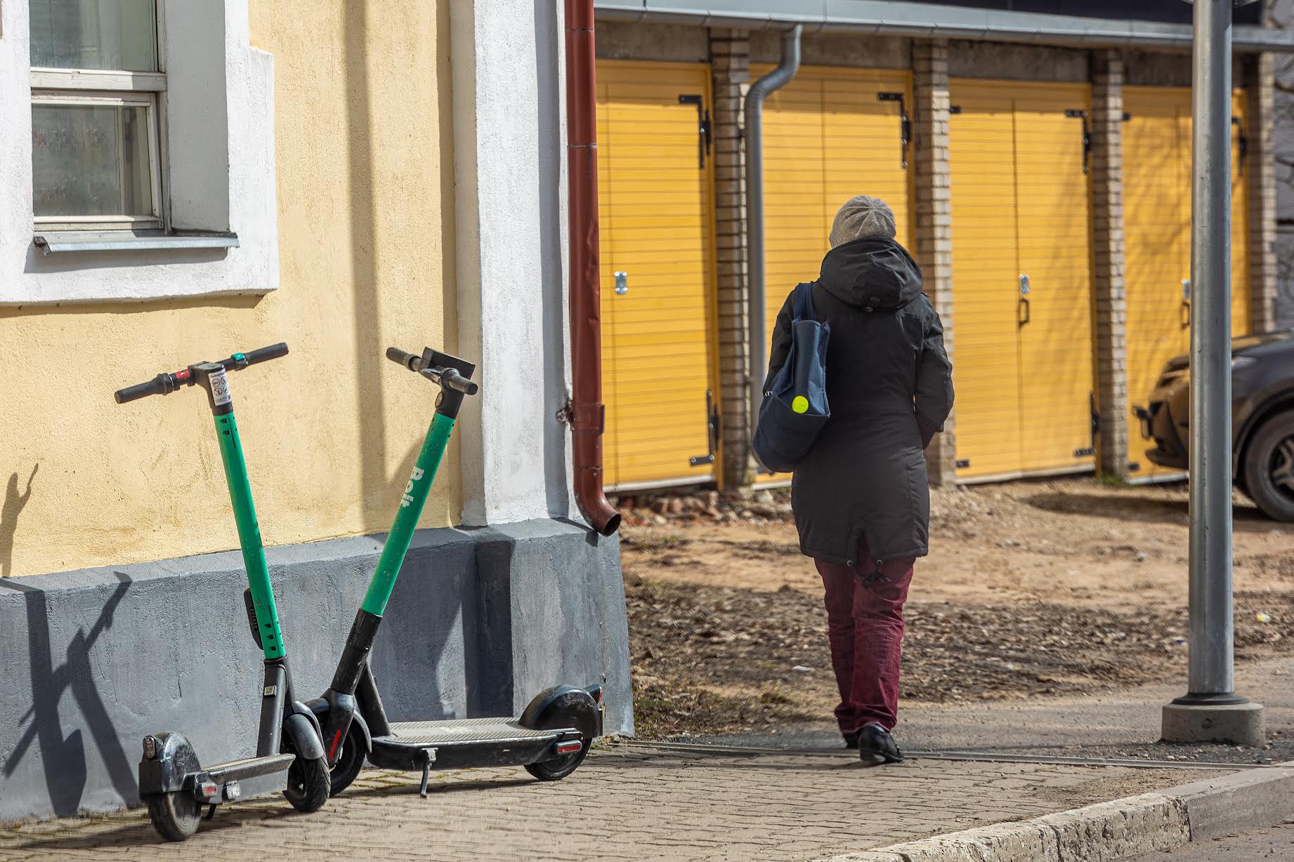 Bolti tõukeratastel kindlad parkimistaskud linnas puuduvad. Ratast saab kasutamiseks võtta ning pärast kasutamist jätta piiranguteta erinevatesse paikadesse. Foto: AIGAR NAGEL