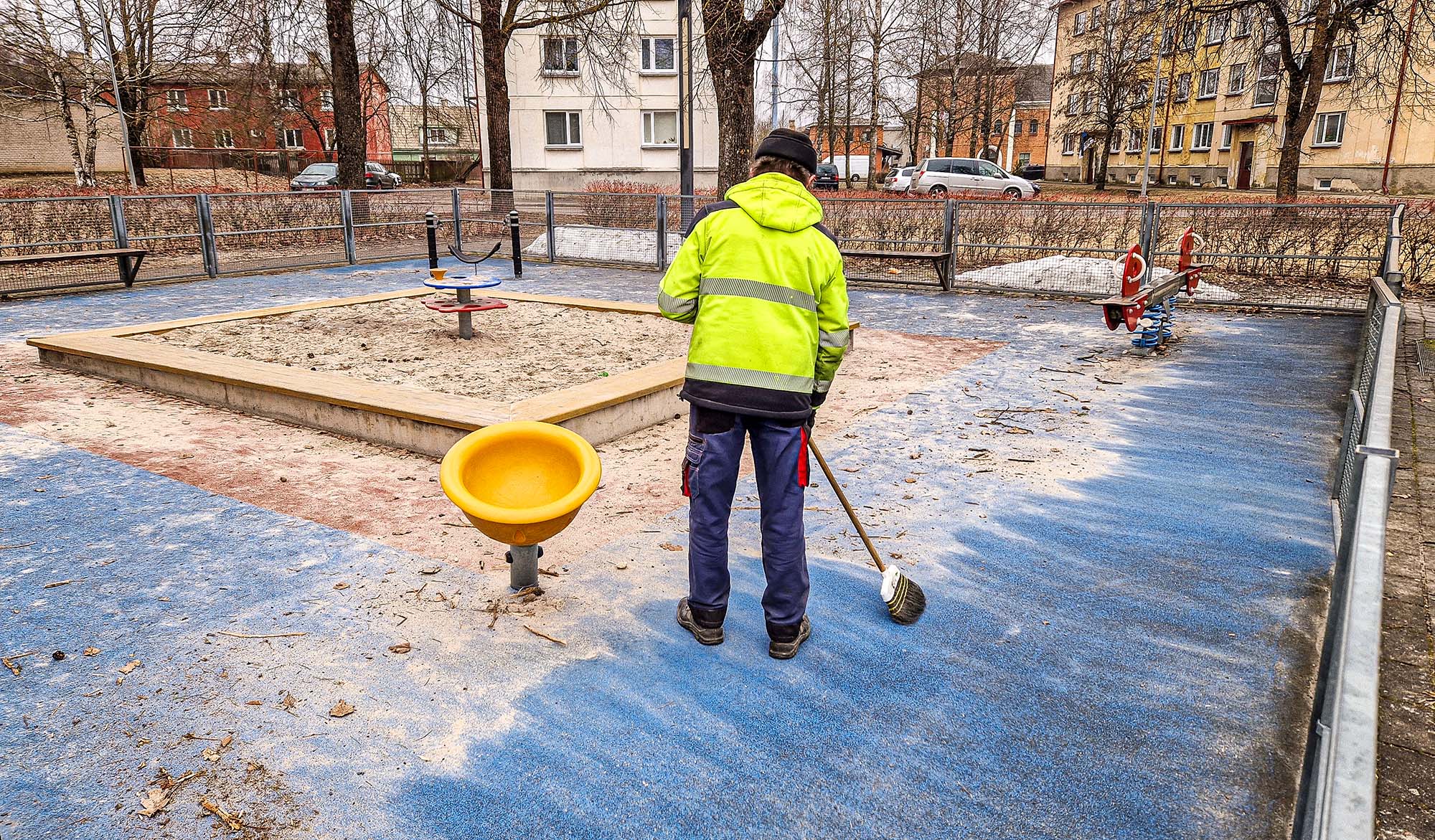 Kevadine tänavakorrastus sai alguse sel nädalal kesklinna piirkonnast. Foto: AIGAR NAGEL