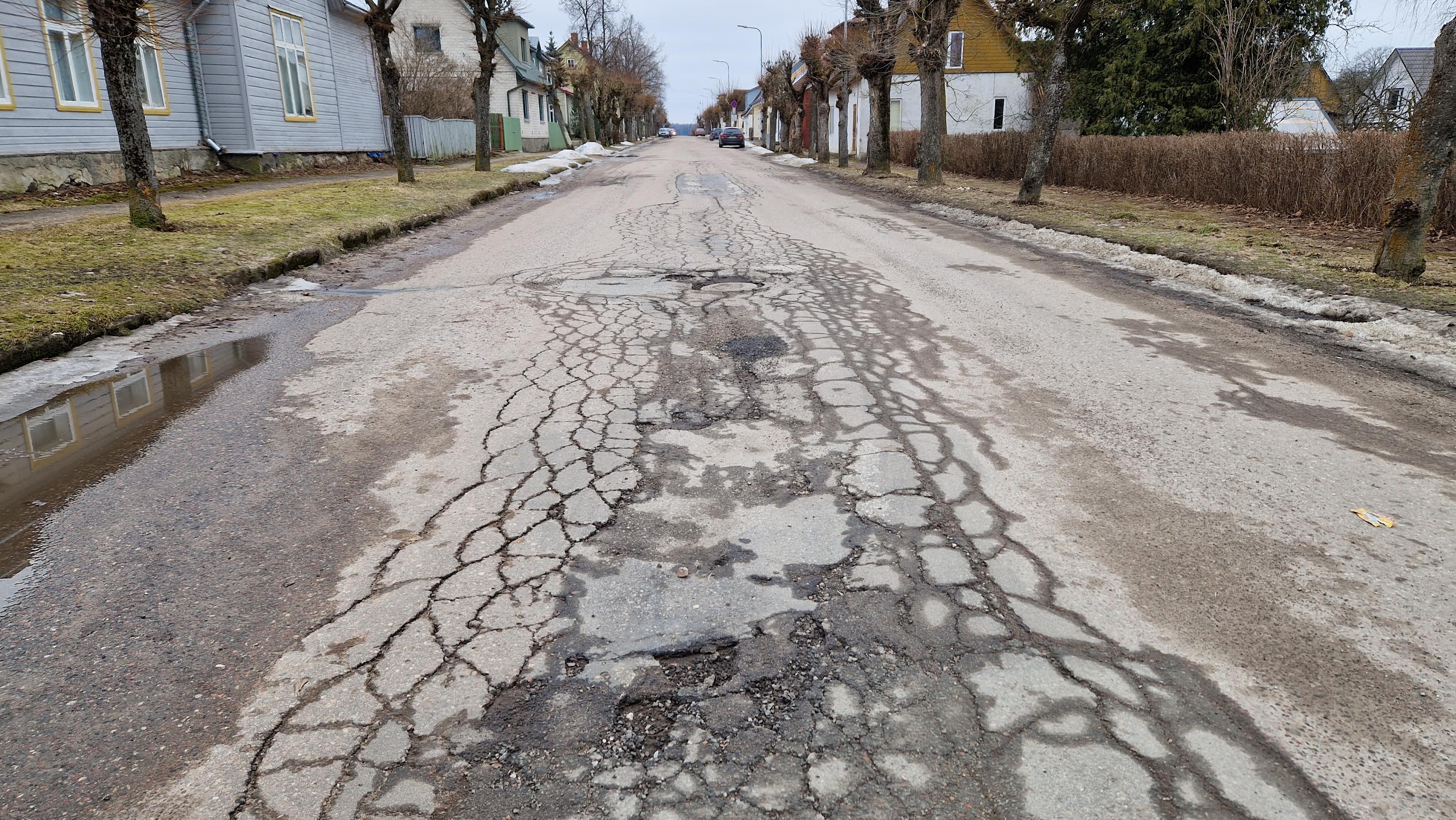 Kevadistel tänavatel tekitavad probleeme nii löökaugud kui ka asfaldi kulumine. Fotol Karja tänava lõik. Fotod: AIGAR NAGEL