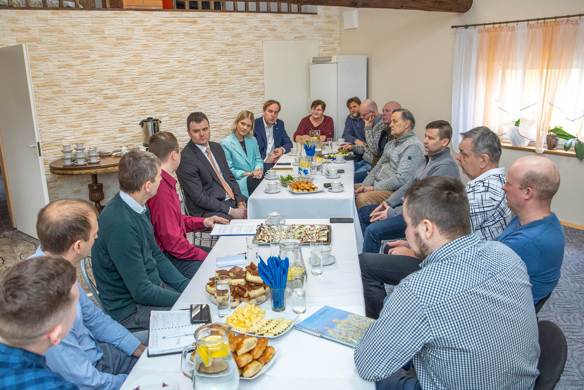 Reedel kohtusid Võrumaa Talupidajate Liidu liikmed regionaalministriga Kõrgemäe talus. Fotol paremalt: Andres Sakk, Silver Rauk, Helger Hirv, Kaido Kõiv, Jaak Kõiv, Andres Jaaska, Tiit Niilo, Aigar Piho, Marika Parv, Anti Allas, ministri nõunik Birgit Sitska, regionaalminister Madis Kallas, talupidajate liidu juhatuse esimees Ivar Rosenberg, Taavi Serv, Meelis Värnik ja Kermo Rannamäe. Fotolt puuduvad juhatuse liikmed Anne Uppin ja Klarika Hirv. FOTOD: Aigar Nagel