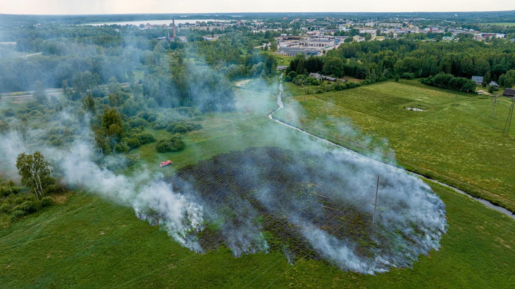 Möödunud aasta juuni lõpus lahvatas Võrus Pikal tänaval maapind põlema pärast elektriliini maapinnale langemist. Pahatihti on kuivanud heinamaadel põlengu allikaks aga hoolimatult maha visatud suitsukoni või kustutamata tuletikk. Teinekord süütab aga maaomanik oma vana heinaga kaetud maa tahtlikult. Selline tegu toob kaasa menetluse ja kopsaka rahatrahvi. Foto: AIGAR NAGEL