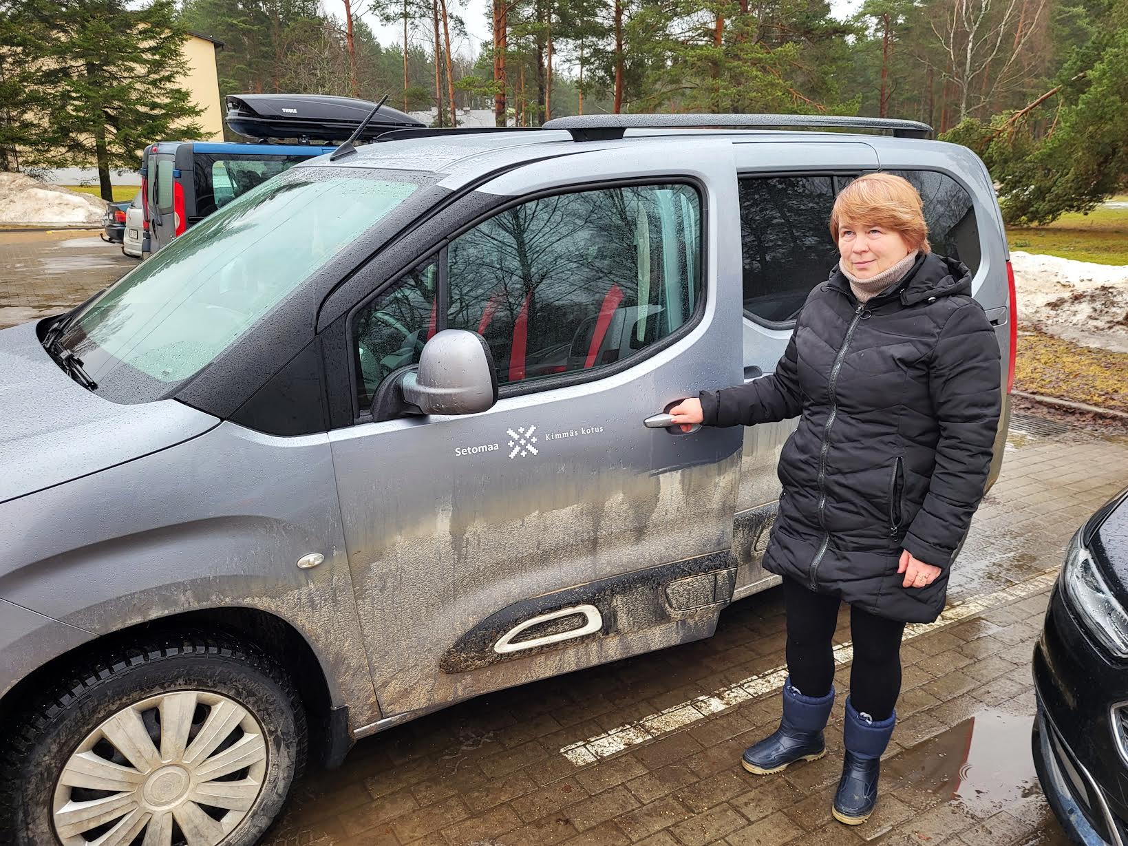 Setomaa valla Värska piirkonna naerusuise avahooldustöö taja Ulve Kala ametlikuks hoolealuste arvuks on kümme inimest. Tema truuks sõiduvahendiks on vallale kuuluv hõbehall raudruun, margiks Prantsuse juurtega Citroën Berlingo. Fotod: REIN JÄRVELILL