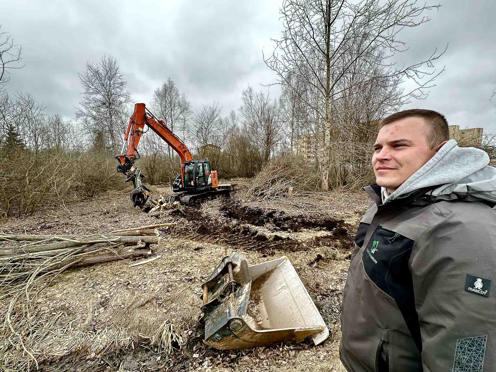 Täna asuti Jüri-Luha ristmikul Lidli poe maa-alal võsa maha võtma. GartnerGrupi juhi Ando Valli sõnul laekus tellimus reedel. FOTO: Kalev Annom