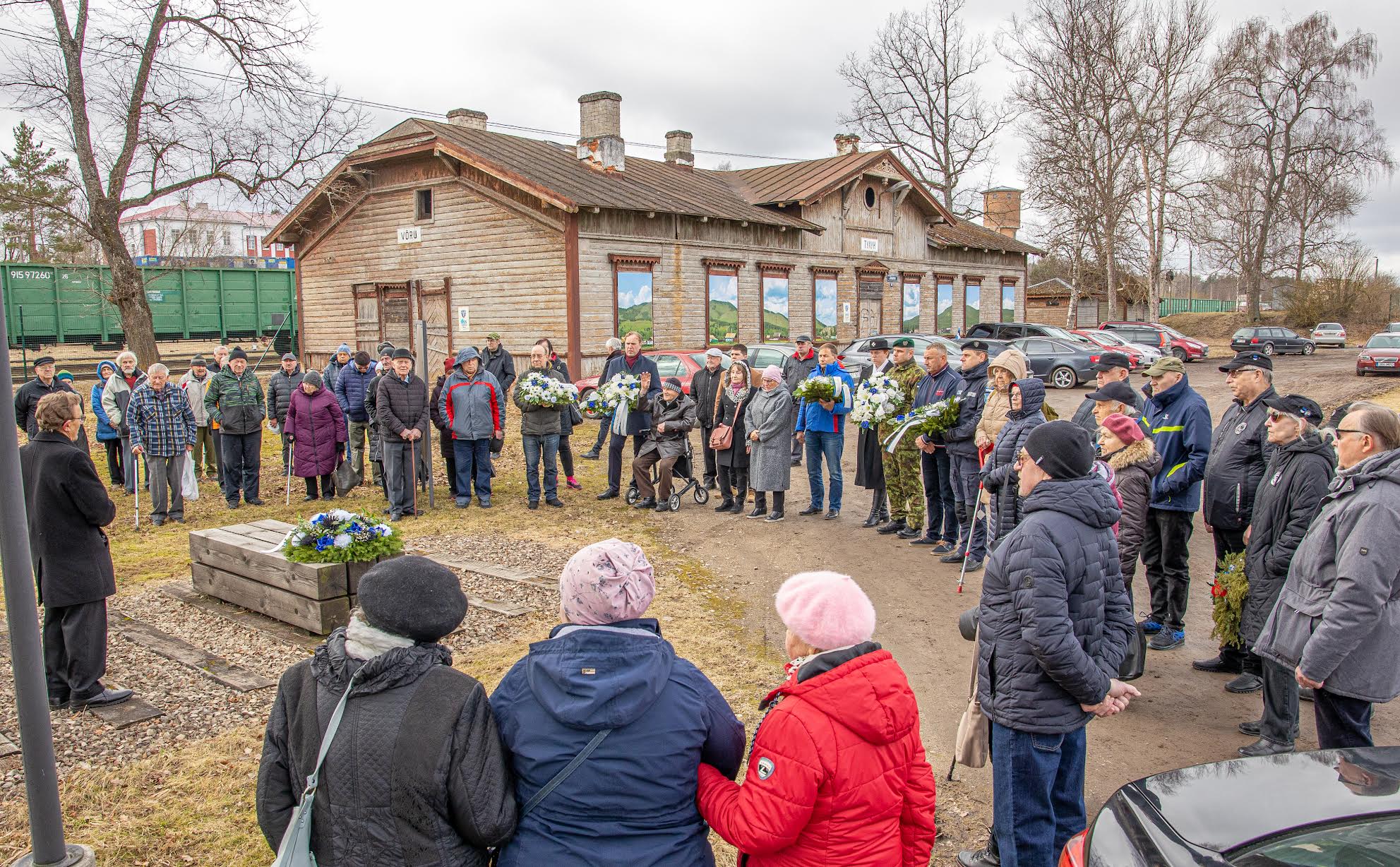 Võru raudteejaamas toimunud mälestusüritusel asetasid mälestusmärgi jalamile pärjad Memento Võrumaa esindus, Võru linnavalitsus, Kaitseliidu Võrumaa malev, politsei- ja piirivalveamet, Võrumaa Sõjameeste Ühendus, Eesti Leegioni Sõprade Klubi ja Sotsiaaldemokraatlik Erakond. Foto: AIGAR NAGEL