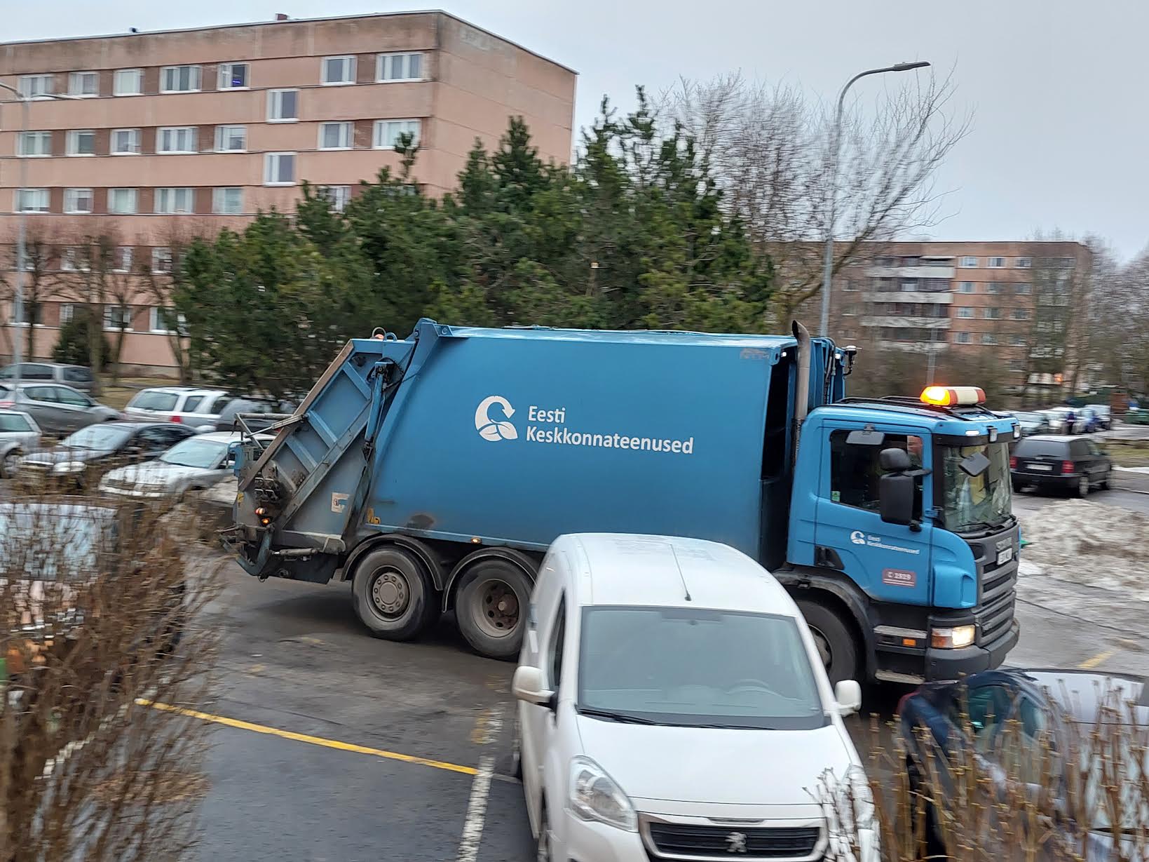 Kevad alles hakkab oma jõudu näitama ning tema soojast haardest ei jää puutumata ükski kruusatee. See omakorda valmistab parajat peavalu nii prügiautode juhtidele kui ka prügi üle anda soovivatele vallaelanikele. Fotod: STEN SANG