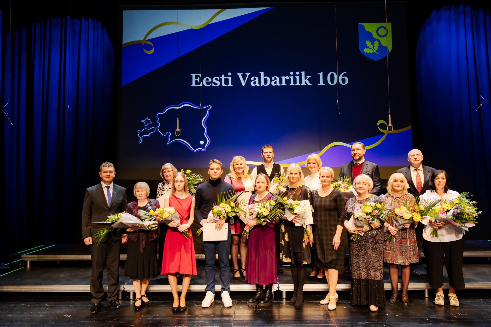 Fotol: Tänavused laureaadid koos Võru vallavolikogu esimehe Georg Ruuda ja vallavanem Kalmer Puusepaga.  Foto: Birgit Pettai