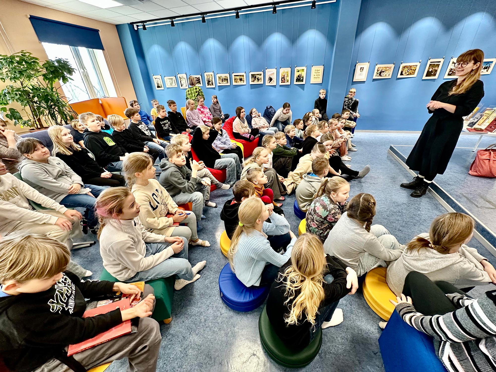 Reede hommik keskraamatukogu lasteosakonnas oli lasterohke ja kirjanik-Grethe esinemine haaras lapsed kaasa. Foto: KALEV ANNOM