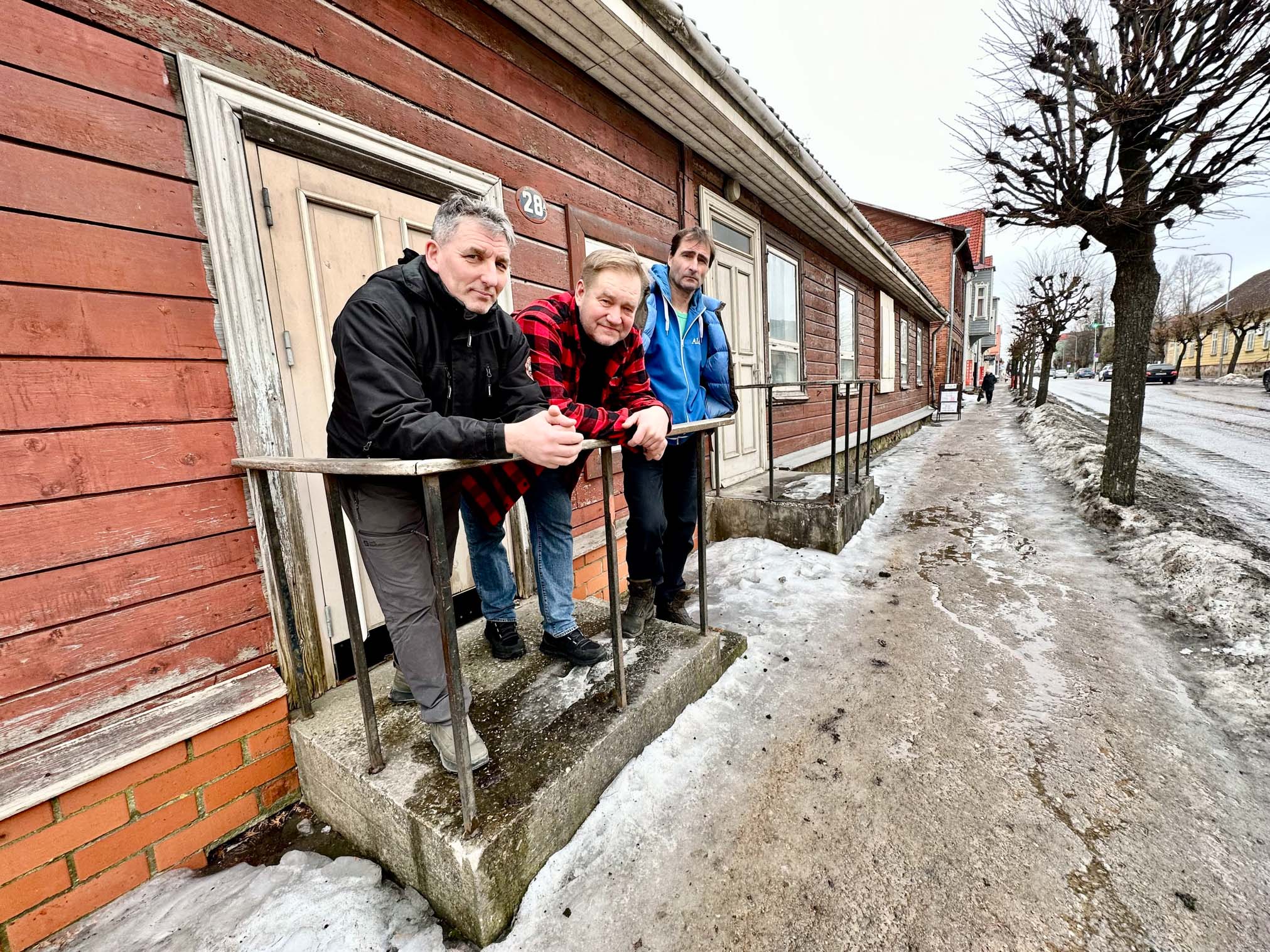 Siin, Jüri tänav 28a ukse taga asus Võru matkaklubi ja isegi matkajate kool. Klubi ees meentavad aastatetaguseid aegu Hillar Irves (liitus klubiga 1984. aastal), Ivari Padar (1981) ja Alar Sikk (1989) ning kutsuvad klubilasi 29. veebruaril kell 18 tutvuma-ostma Tuva päevikut 1976. FOTOD: Kalev Annom