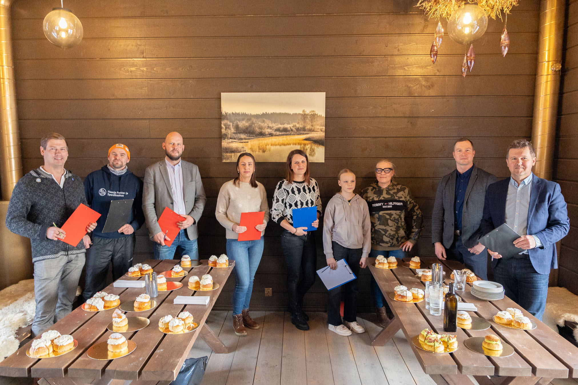 Tänavu koguneti kuklite maitsmiseks Haanjas asuva Lihuniku äri praksuva kamina ette.  Žüriiliikmed Toomas Sarapuu (vasakult), Anti Saarepuu, Taago Taaber, Maarja Kaart, Kristin  Krinal, Miia koos ema Katrin Noorkõivuga, ürituse eestvedaja Veiko Park ning Kalmer Puusepp. FOTOD: Aigar Nagel