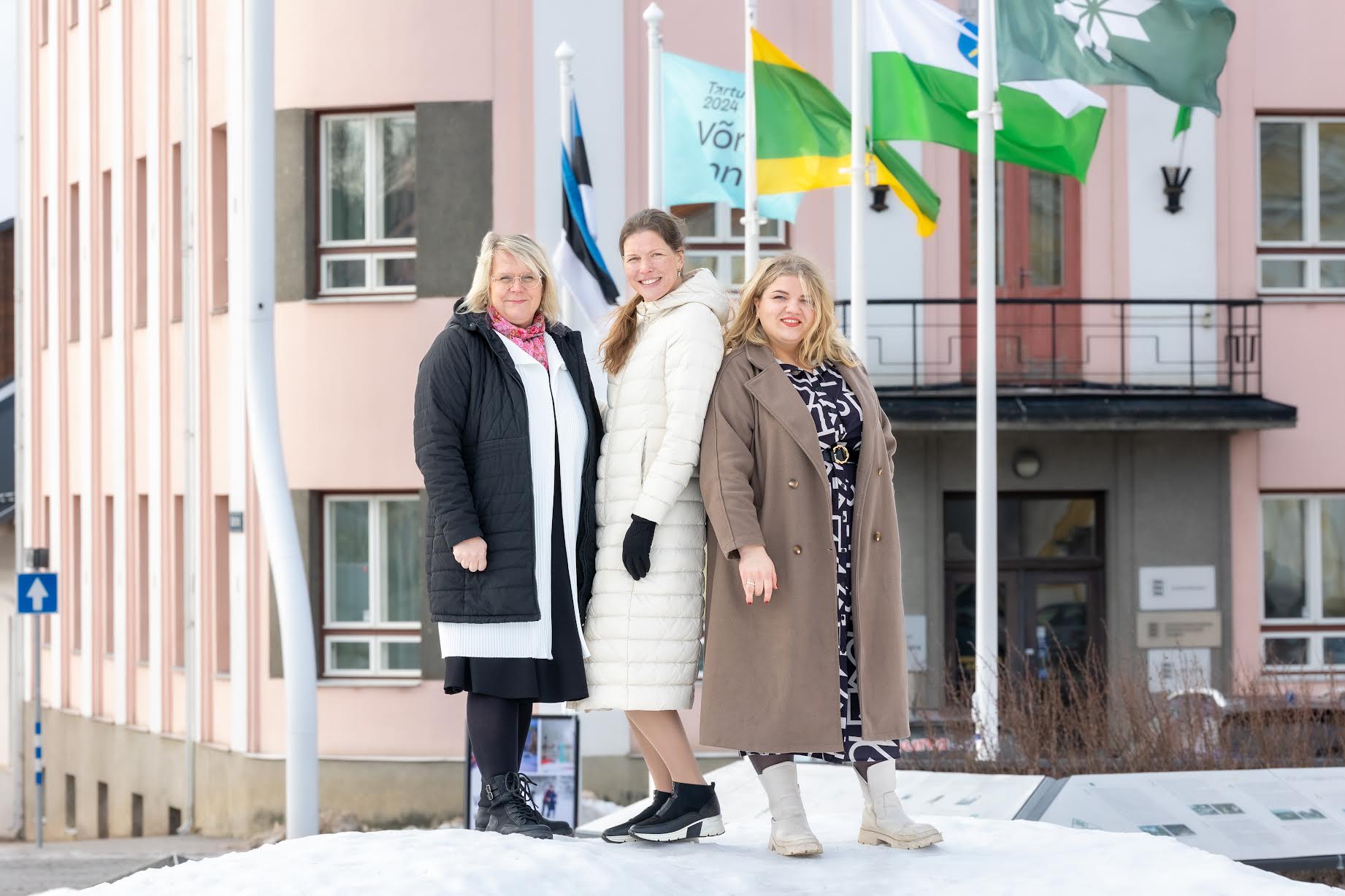 Fotol paremalt projektijuht Mariann Toots, lähivõrgustiku toetustegevuste koordinaator Küllike Hein, vasakul sekkumiste- ja teenuste korralduse ekspert Kerli Kõiv. Foto: AIGAR NAGEL 