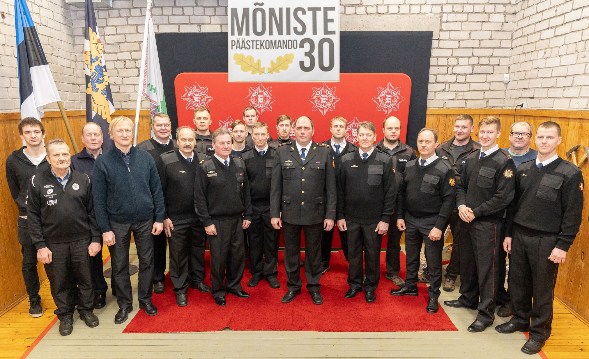 Juubelipidustused andsid võimaluse koondada ühisfotole veteranid ning komando päästjad. Paremalt kolmas Hardi Tiitus, paremalt kümnes Henri Tiitus, keskel komandopealik Jean Tamm. Fotod: AIGAR NAGEL