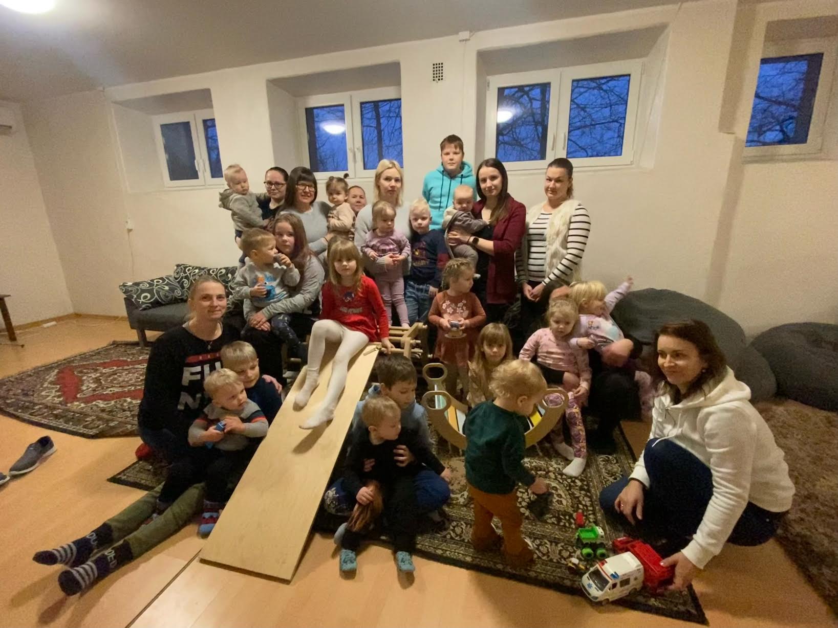 Veebruari teisel neljapäeval oli Mõniste noortekeskus taas täis jutusuminat ja põnnide naeru.             Foto: RÕÕMURULLIDE LOOVUSRING