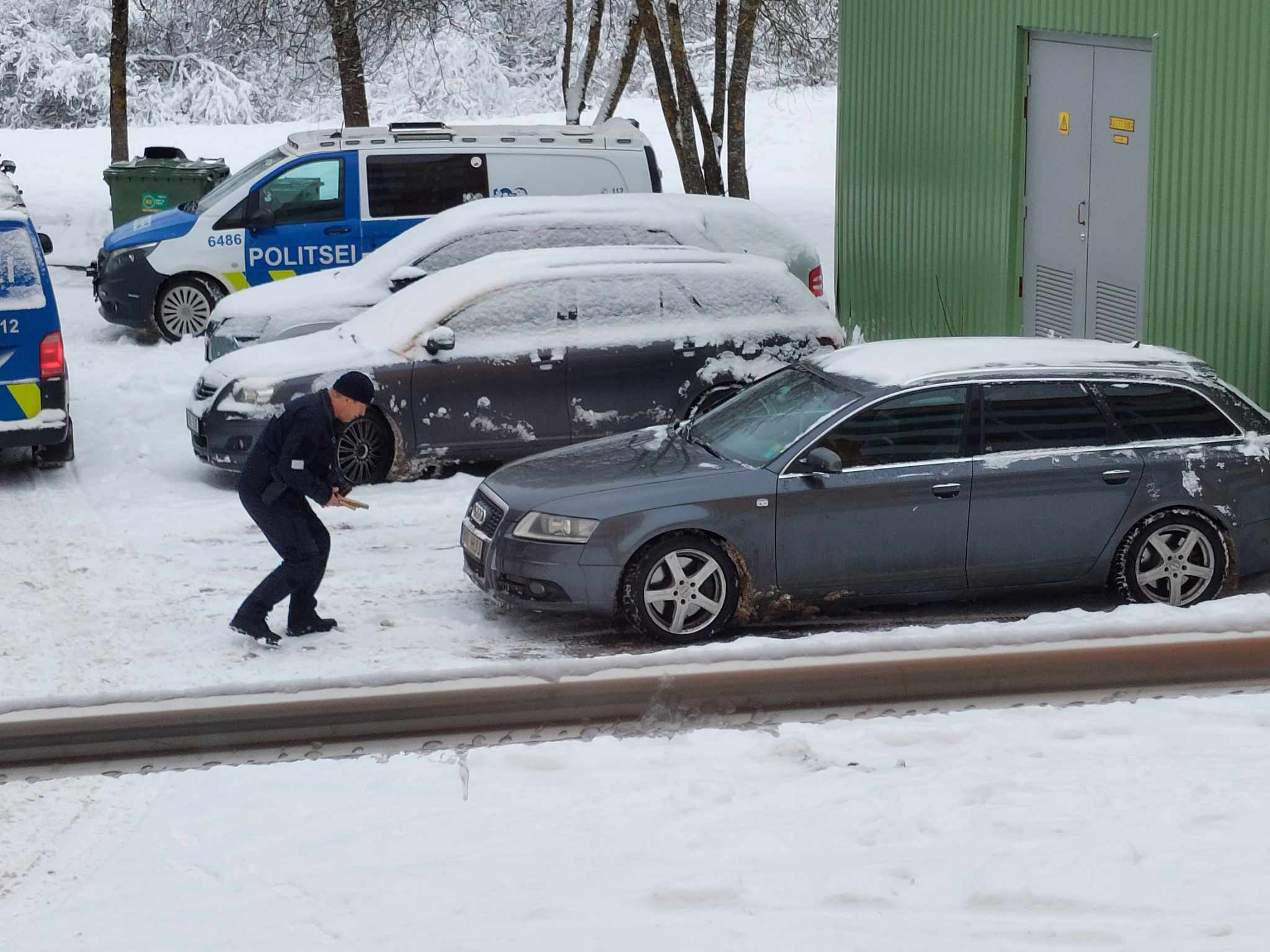 Novembri lõpupäevil kogunes Tartusse Mõisavahe tänavale trobikond politseibusse. Korraga olla uurimisel olnud suisa kaks nädalavahetusel toimunud rikkumist. Ilmselt kostis ka nende süüaluste suust õigustusi, kus nemad pole suurt midagi teinud, ehk viibisid ka nemad keelueksimuses? Fotod: STEN SANG