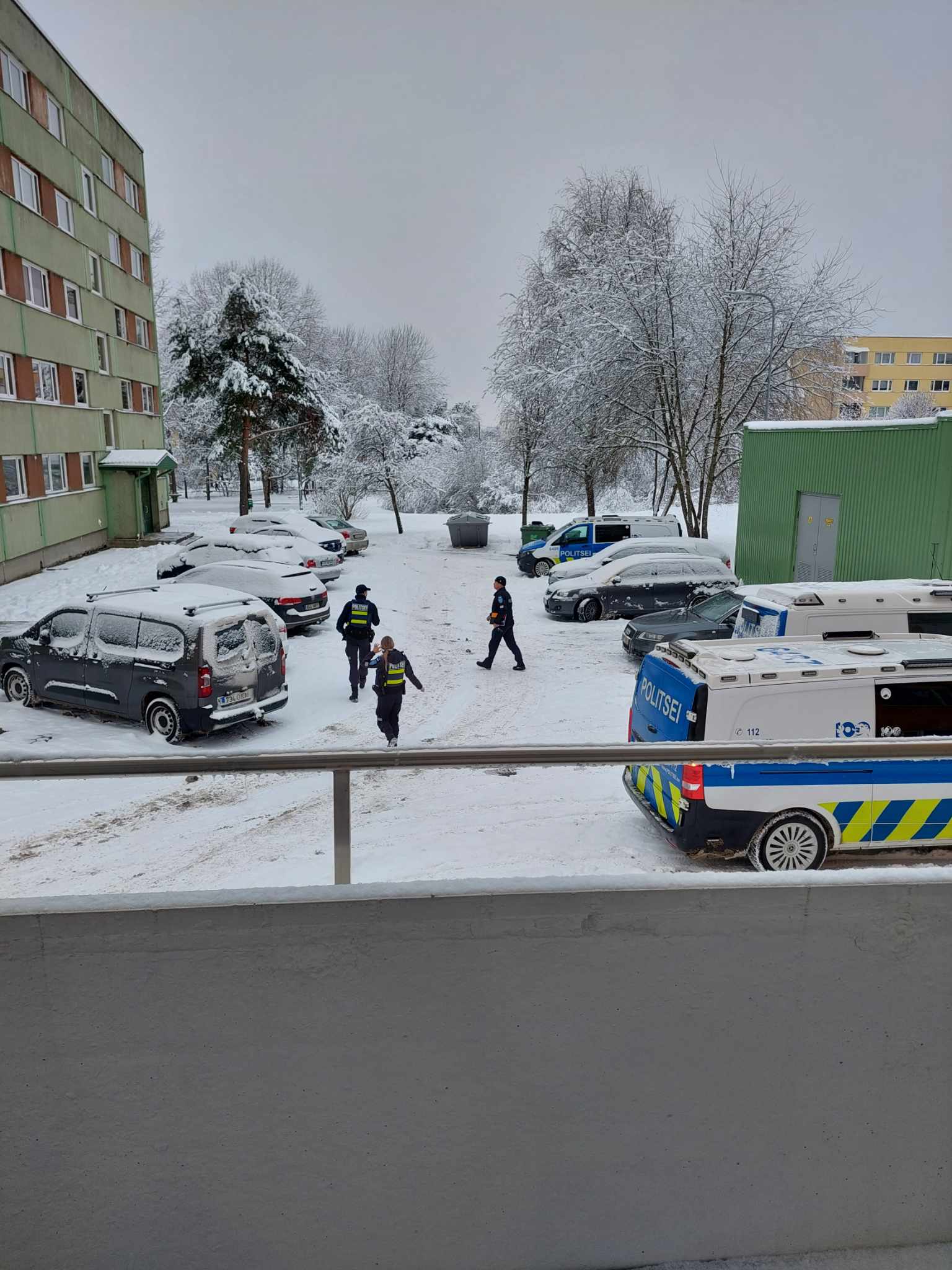 Novembri lõpupäevil kogunes Tartusse Mõisavahe tänavale trobikond politseibusse. Korraga olla uurimisel olnud suisa kaks nädalavahetusel toimunud rikkumist. Ilmselt kostis ka nende süüaluste suust õigustusi, kus nemad pole suurt midagi teinud, ehk viibisid ka nemad keelueksimuses? Fotod: STEN SANG