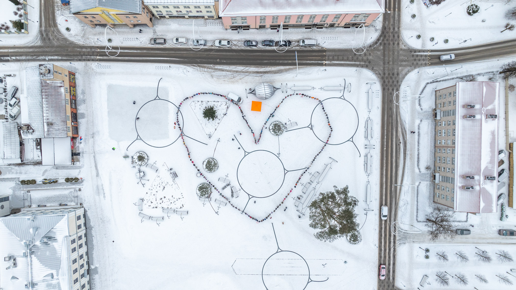 Võru linna keskväljakul moodustas südame 236 inimest, mida oli nelja võrra vähem kui möödunud aastal. Foto: AIGAR NAGEL