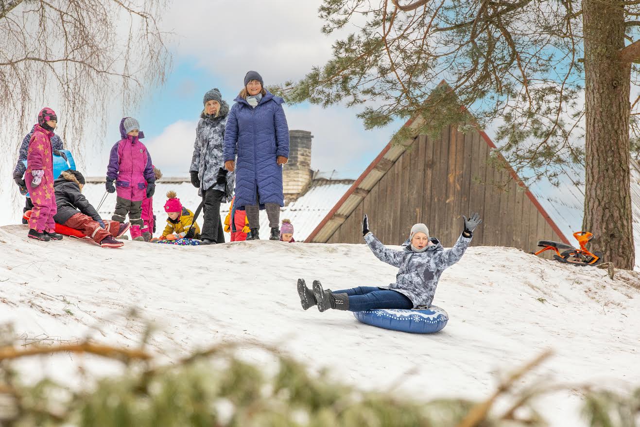 Lasva lasteaia kõrval asuval pargialal sai jäisest pinnasest hoolimata ettevaatlikult vastlaliugu lasta. Fotol Lillehaldja rühma lapsed koos õpetaja Eve Kaupmehe (ees), direktori Inge Järvpõllu (paremal) ja direktori asetäitja Piia Narvikuga. Foto: AIGAR NAGEL