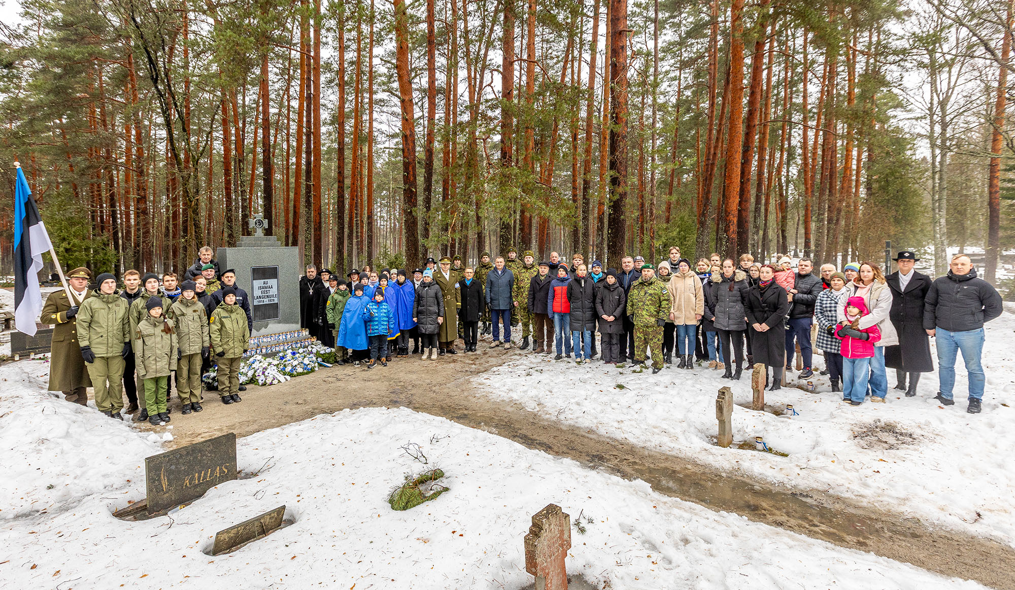 24. veebruari hommikul oli Võru linnakalmistule kogunenud tavapärasest veelgi enam rahvast, kes soovisid Vabadussõjas langenuid mälestada. FotoD: AIGAR NAGEL