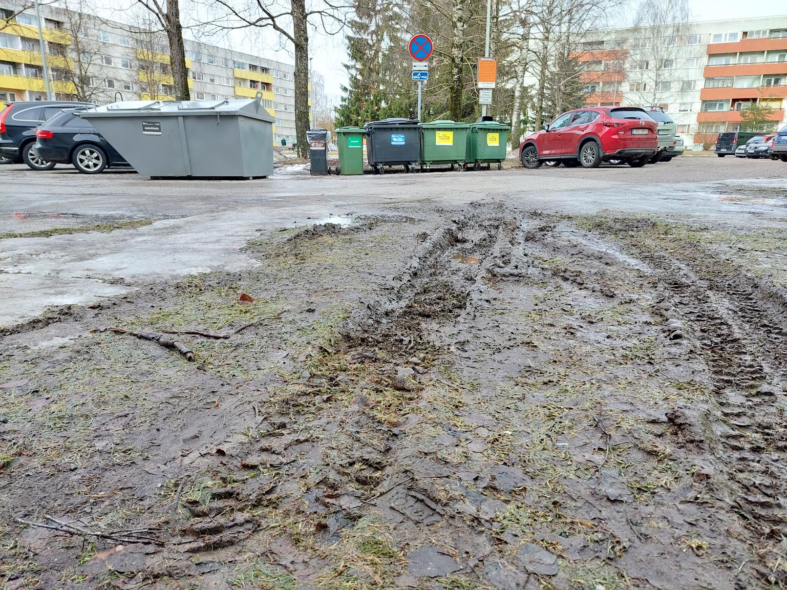  Kevadine pori näitab juba oma kleepuvat nägu ning hooletu juht võib avas tada end üsna nukrast seisust, kus ei saa masinaga enam ei edasi ega tagasi.  FOTO: Stren Sang