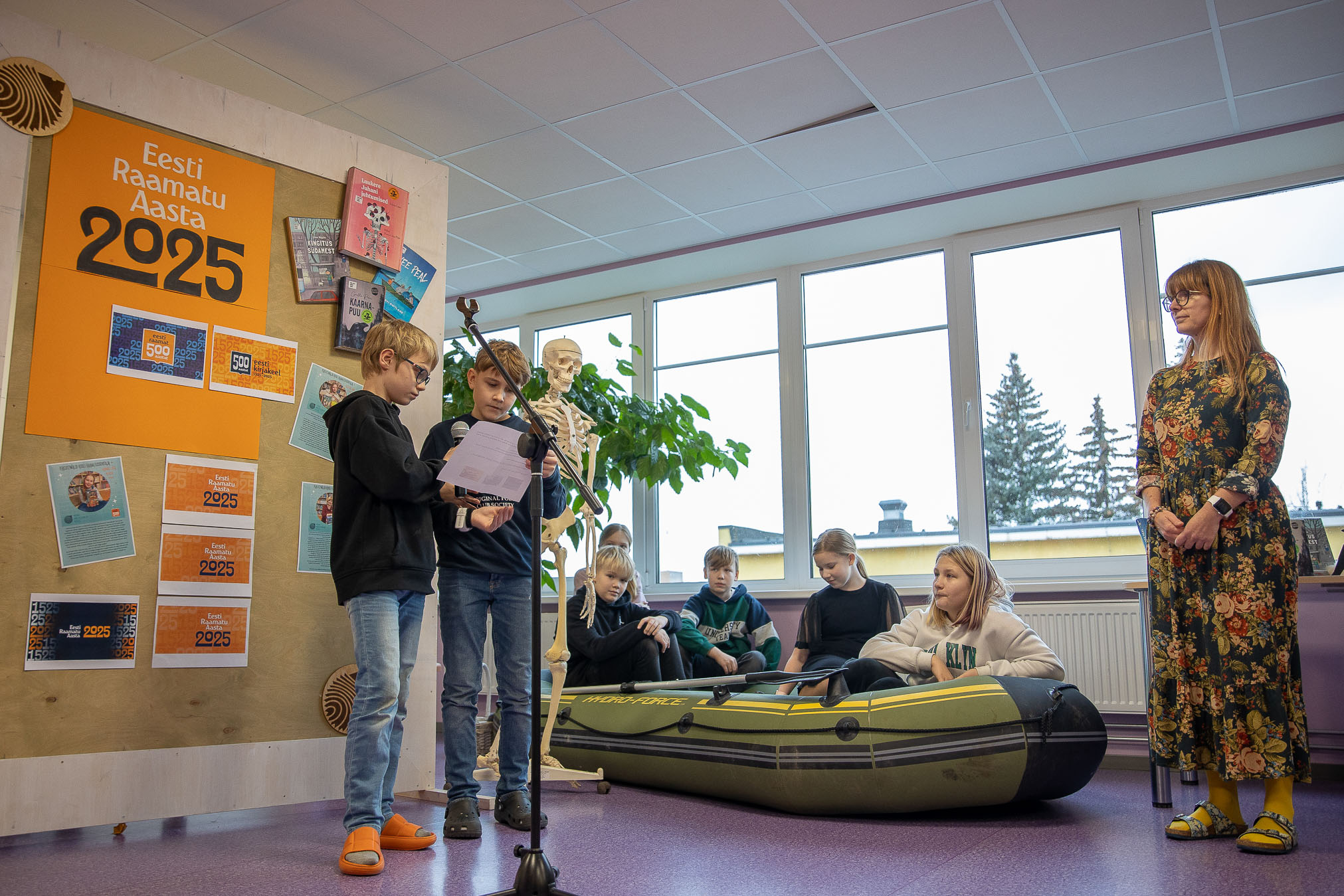 Kreutzwaldi kooli emakeeleõpetaja ja raamatuklubi eestvedaja Grethe Rõõm (paremal) koos õpilastega ettelugemise päeval. Igast klassikomplektist valiti üks lugeja, teiste ülesandeks oli panustada kaasaelajatena. FOTOD: Aigar Nagel