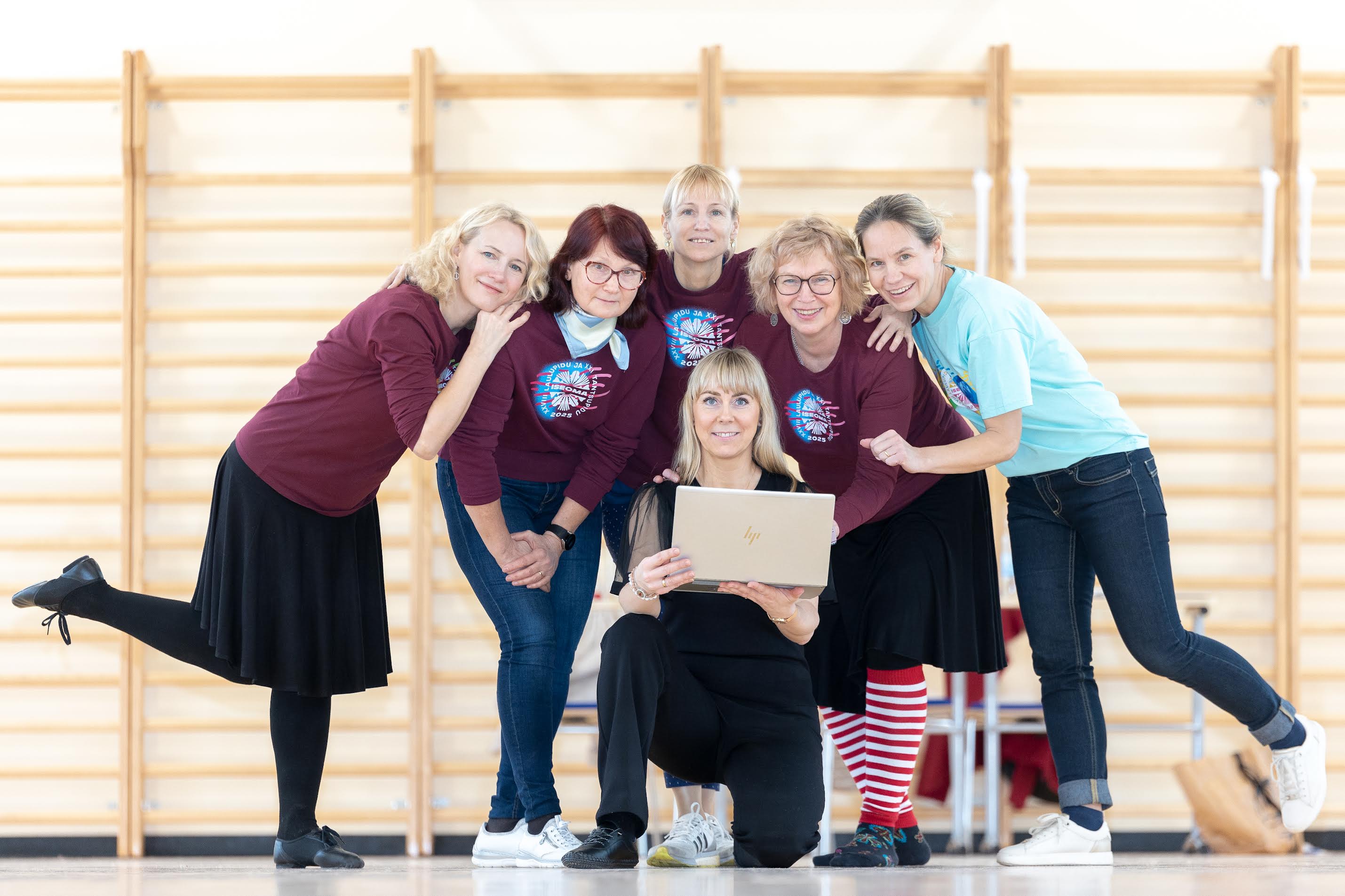 Liigijuhi assistendid Kadri Mähar (vasakult) ja Marianne Jaanson, Võrumaa kuraator Kristi Vals, Kagukandi liigijuht Maire Udras ning Eesti rahvakultuuri keskuse Võrumaa rahvakultuuri spetsialist Aigi Pall. Ees Osula kooli rahvatantsuõpetaja Kristina Siska. Fotod: Aigar Nagel