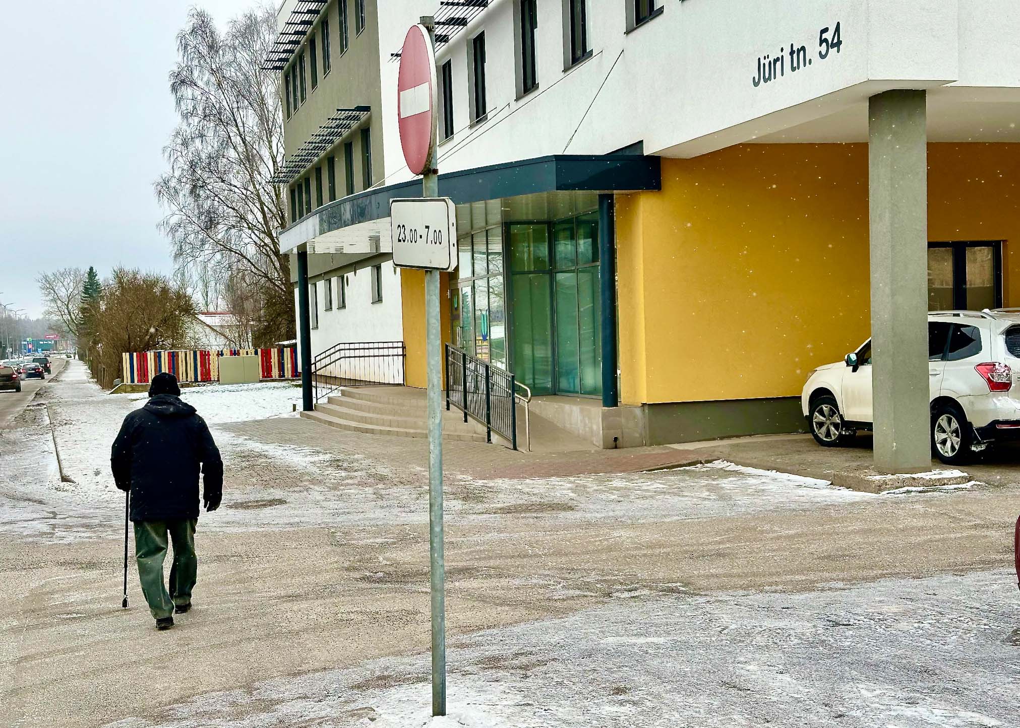 LUGEJA KIRI: Keskraamatukogu juures peaks olema bussipeatus