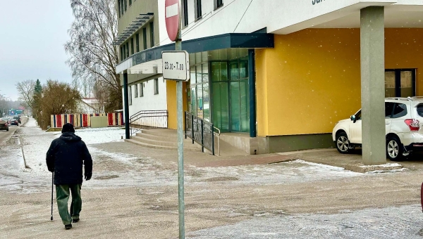 LUGEJA KIRI: Keskraamatukogu juures peaks olema bussipeatus