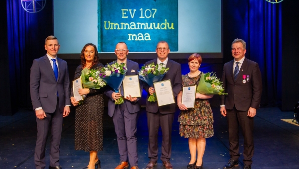 Võrumaa Arenduskeskus jagas Eesti Vabariigi 107. aastapäeva eel maakonna kõrgeimaid autasusid