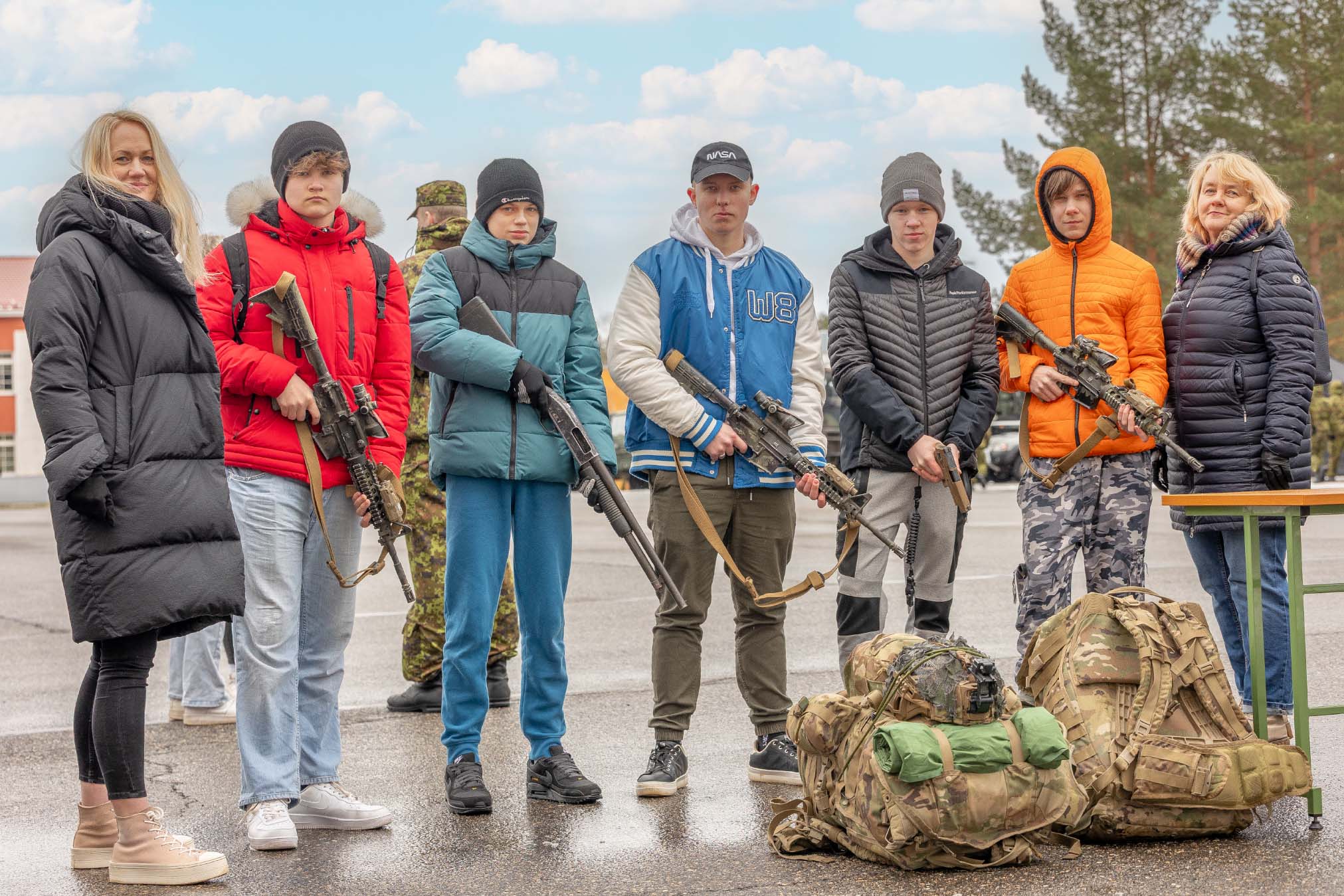 Lahtiste uste päeval osalesid Kreutzwaldi kooli poisid koos õpetajatega. Fotol vasakult: Helen Atspool, Oskar Kupits, Renor Tarnaste, Nikolai Štepa, Aleksandr Ustjanov, Kris-Matias Liebenau, Marika Pihus. FOTOD: Aigar Nagel