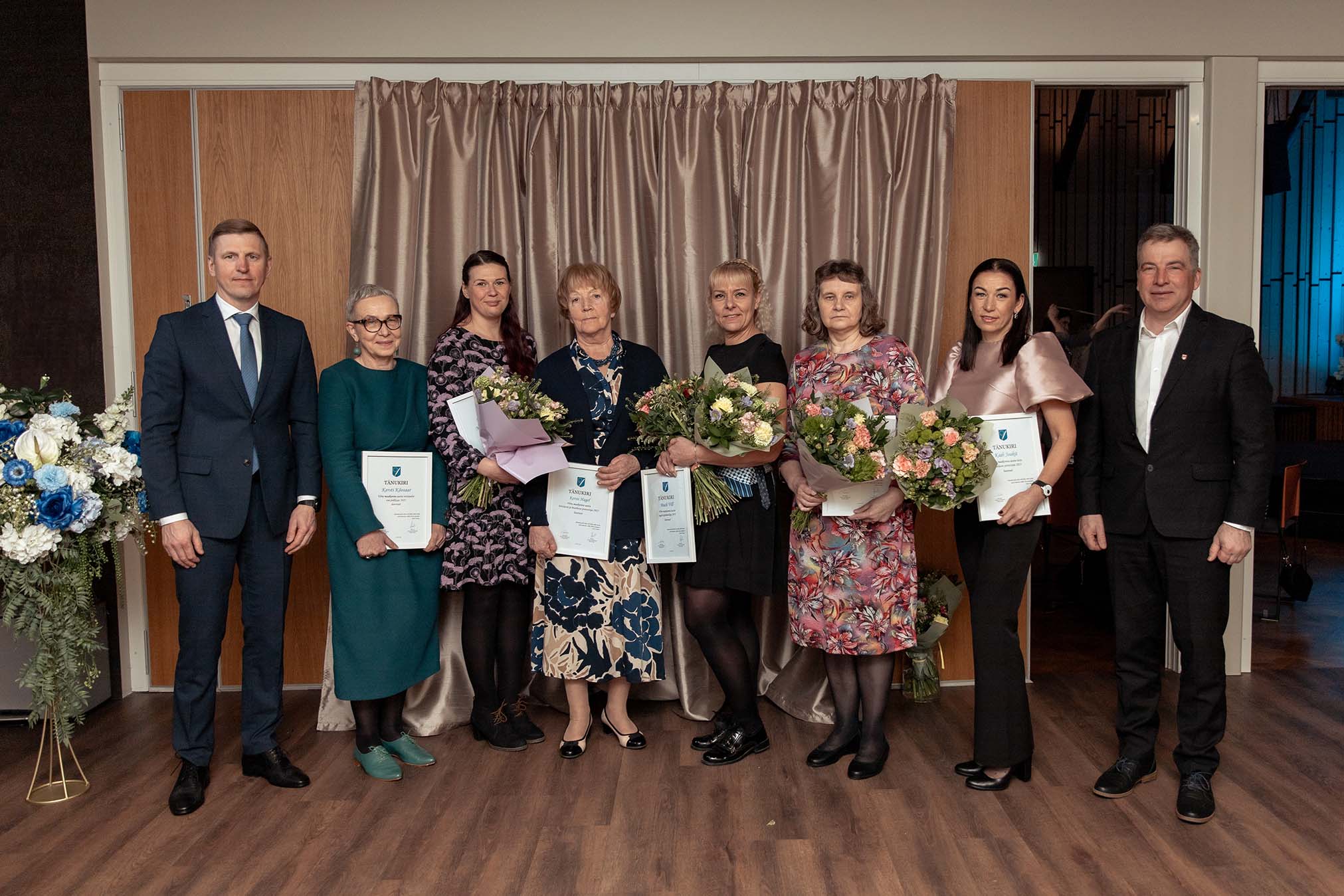 Tiit Toots (vasakul), Kersti Kõosaar, Minni-Aia Utsal, Kersti Hagel, Meeli Vill, Anu Raudsepp, Kadi Joakit, Raul Kudre. Foto: Andeli Pall