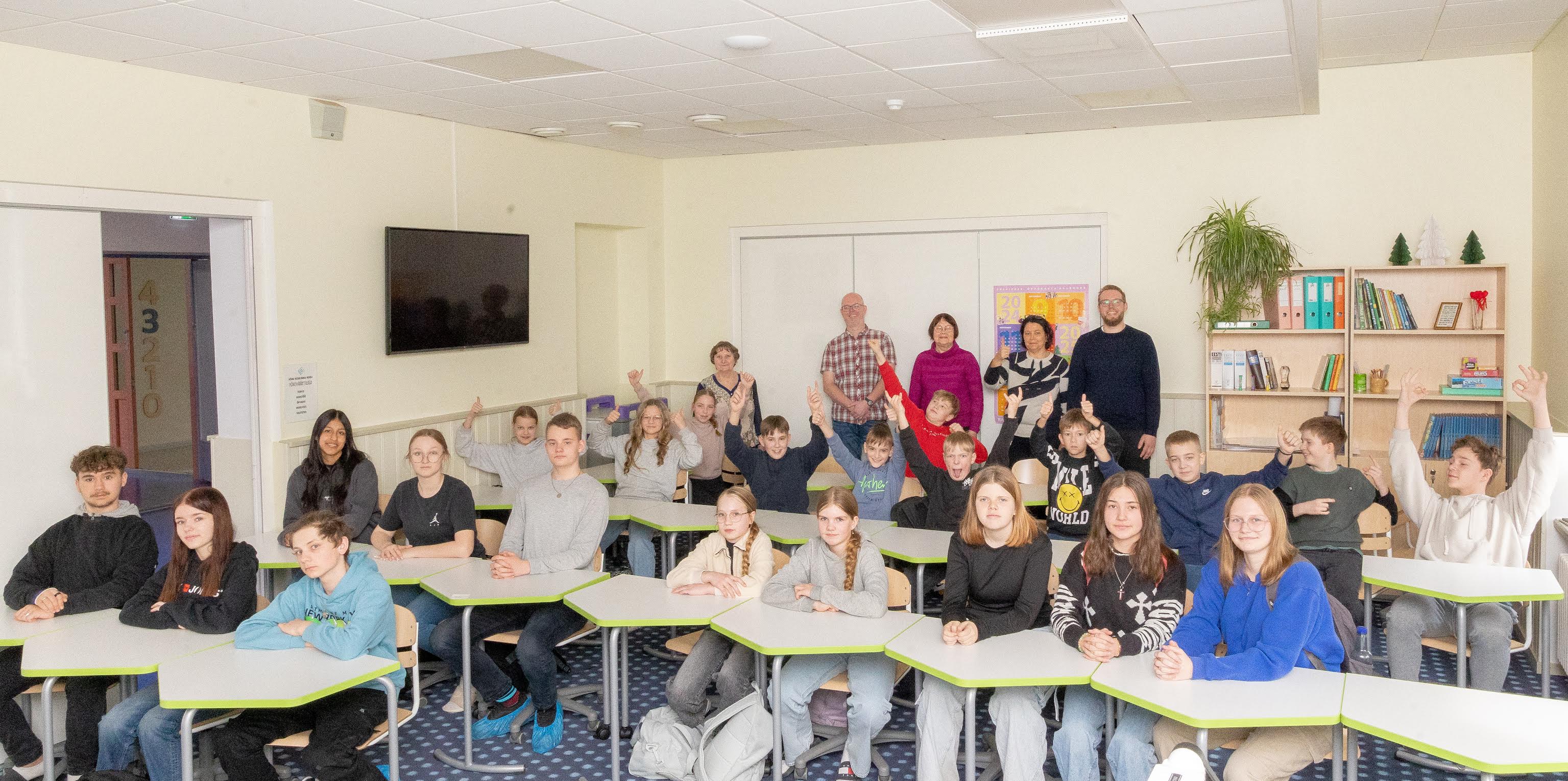 Kesklinna kooli viiendikud ja Oscherslebeni sõpruskooli 8.–9. klassi õpilased koos õpetajatega teisipäeval klassiruumis saksa- ja eestikeelsetes sõnades sarnasusi otsimas. FOTOD: Aigar Nagel