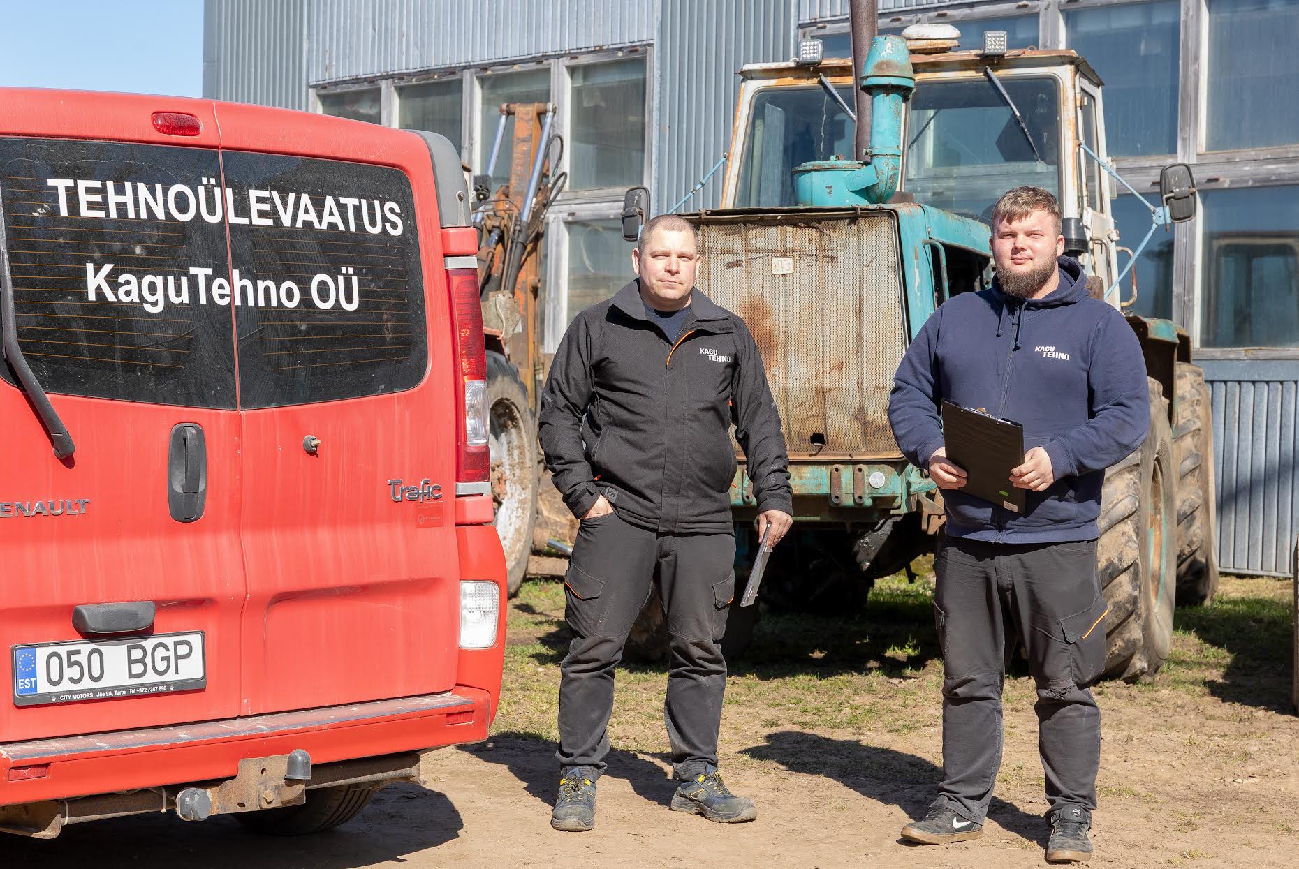OÜ Kagutehno tehnoülevaatajad Silver Loorits (vasakul) ja Andre Altosaar reedesel ringil. Fotod: Aigar Nagel