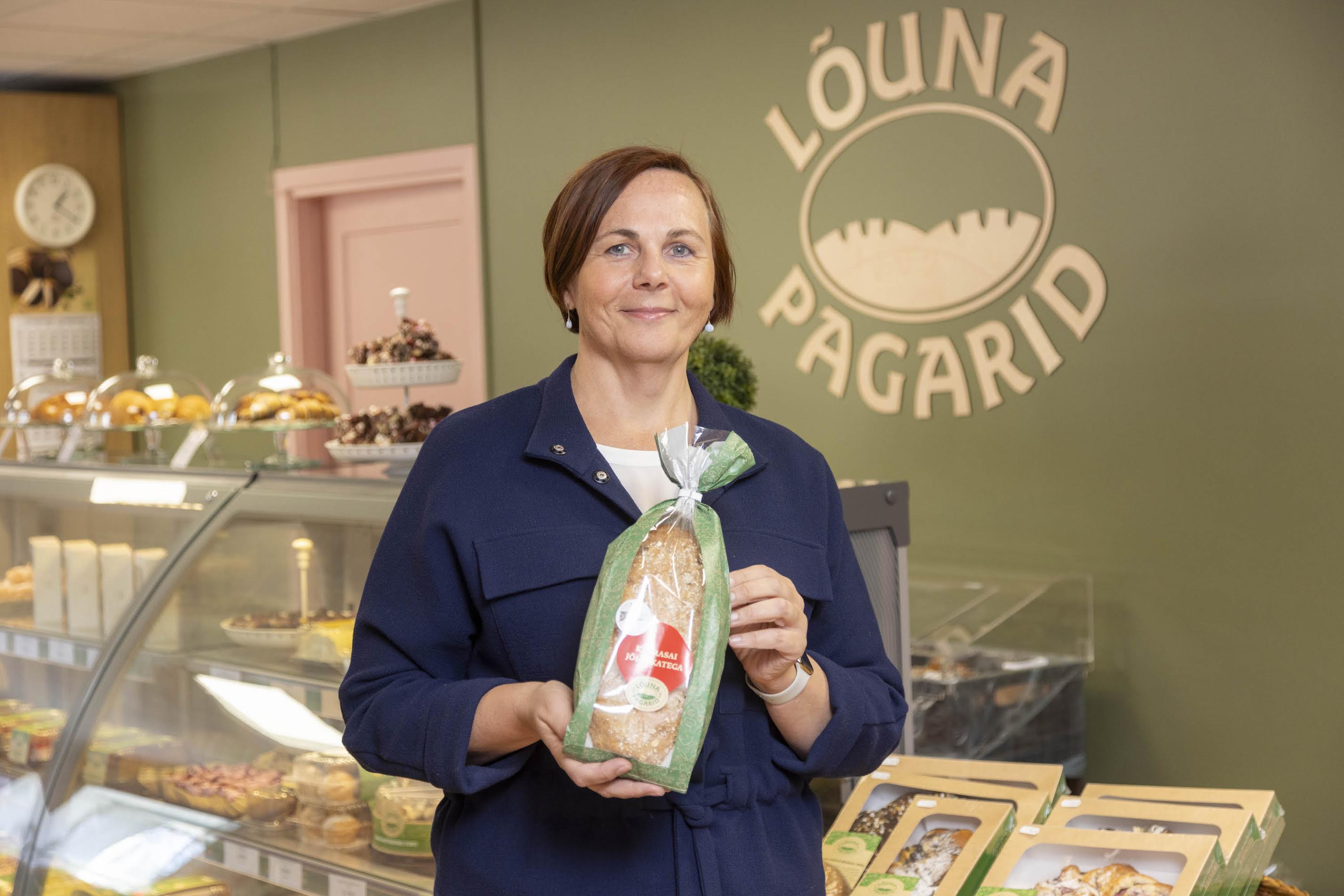 Lõuna Pagarite tegev- ja müügijuht Kaire Kivirähk koos Eesti parima pagaritootega. Foto: ERIK RIIKOJA