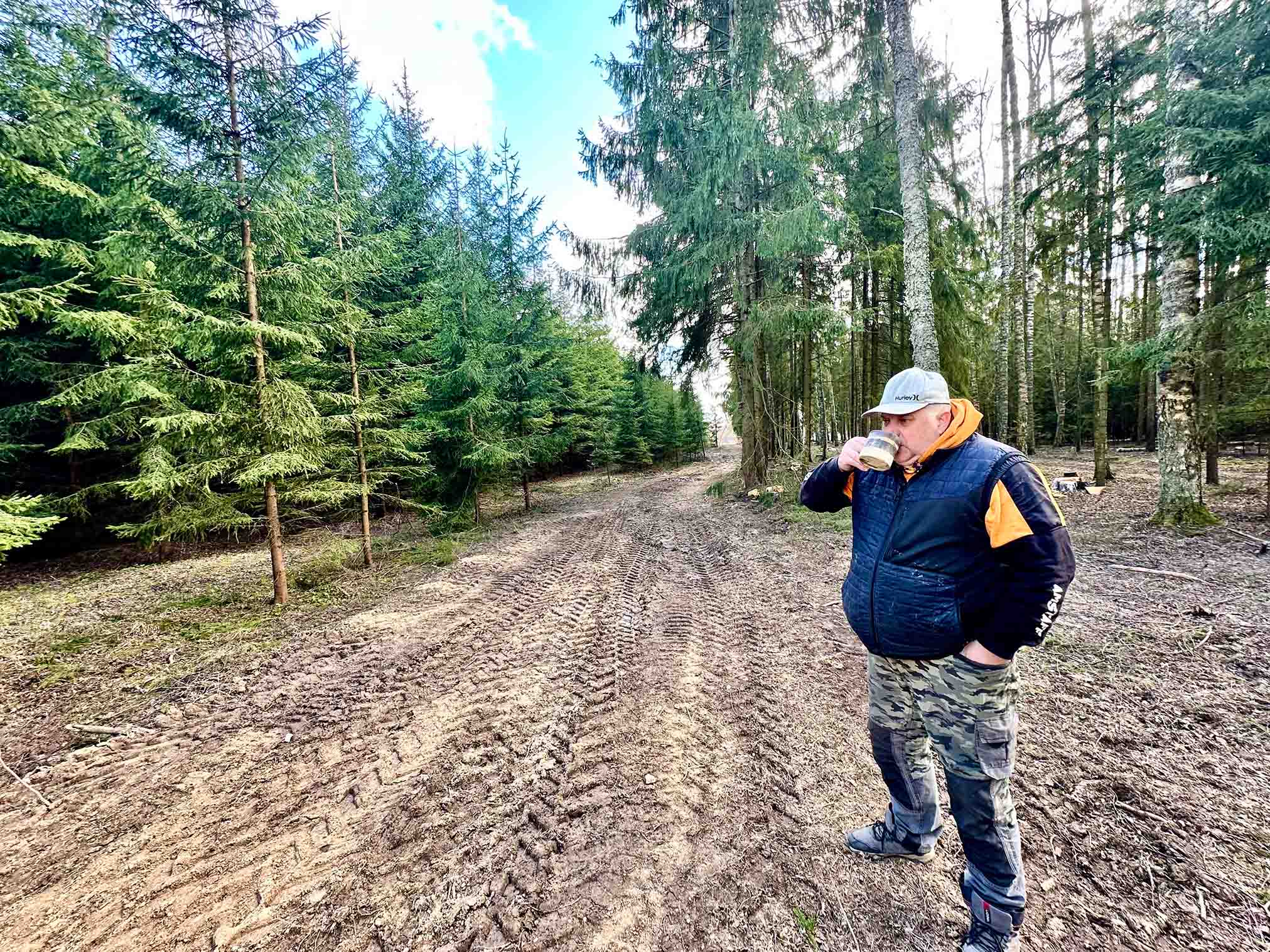 Rein Kooseri selja taha jääb Kärneri kaasik, ees on paarikümneaastane kuusenoorendik. Näha on ka värskelt tehtud metsatee. FOTO: Kalev Annom