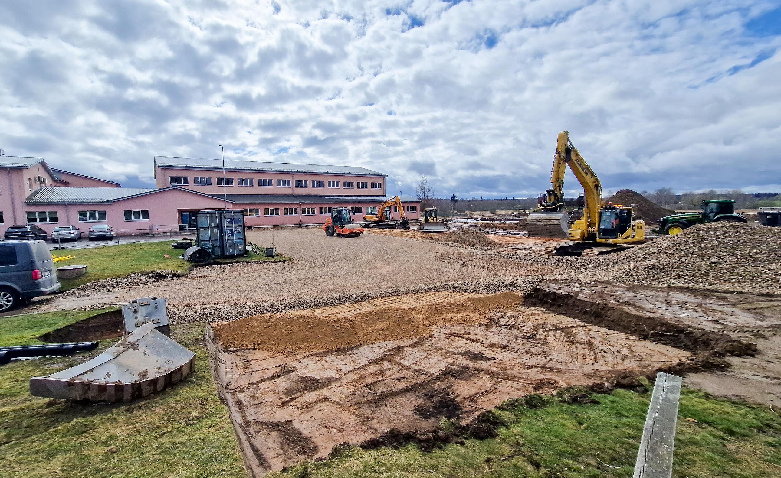 Möödunud nädala reedel käis Parksepa keskkooli staadionil vilgas ehitustöö. Foto: Aigar Nagel