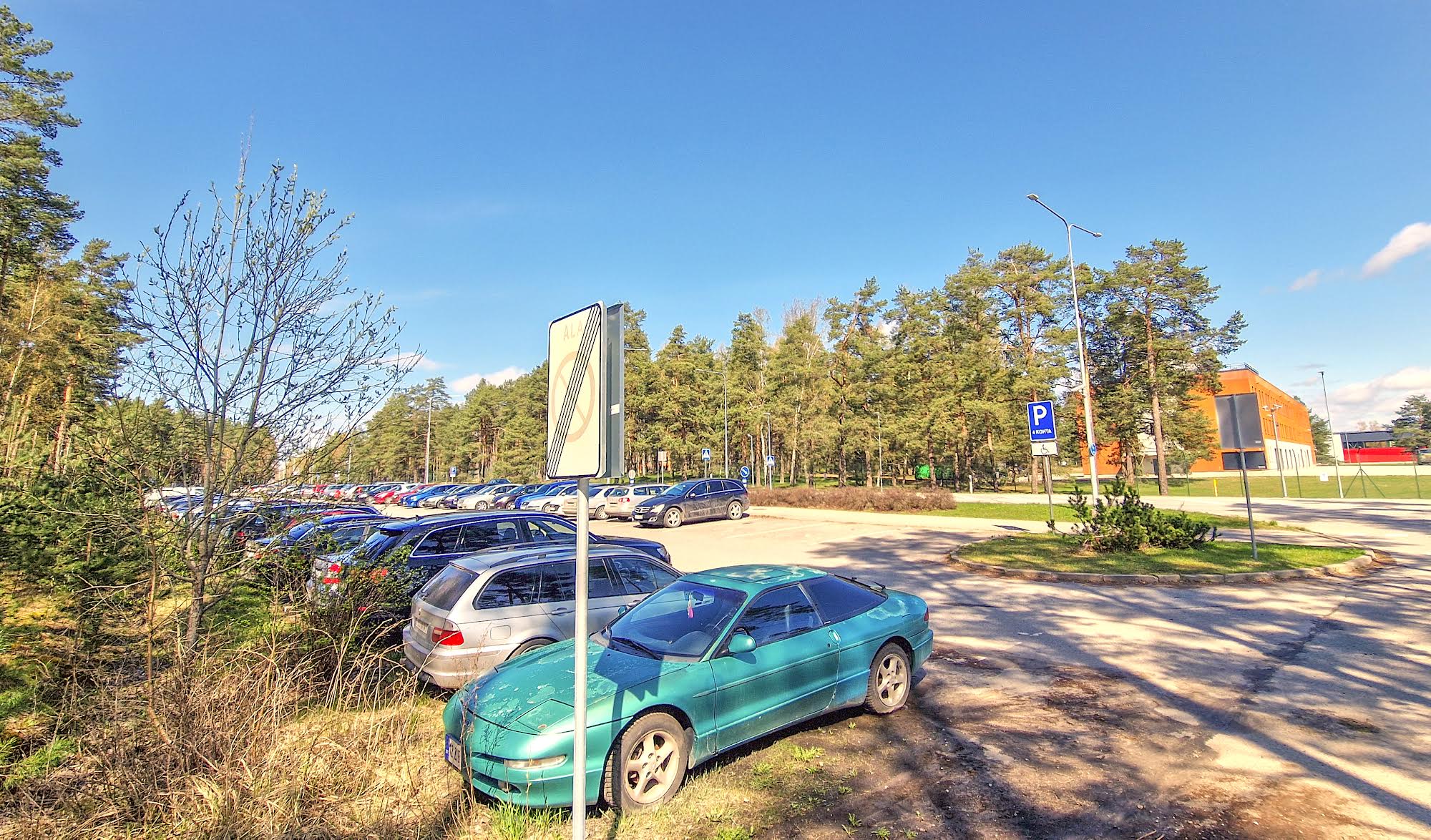 Hiljuti paigaldati murekohaks olnud kalmistuäärsele metsateelõigule parkimiskeelu märgid. Kolmapäeva pärastlõunal ei olnud keelualas ühtki eirajat märgata. Kalmistuäärne teelõik oli autovaba. Taara linnakust üle tee asuv parkla oli tavapäraselt ajateenijate sõidukitega hõivatud. Foto: Aigar Nagel