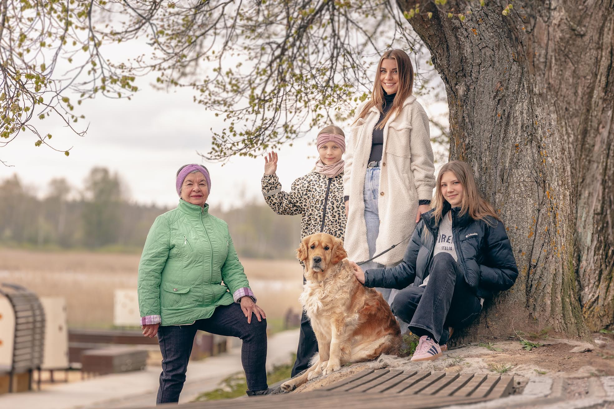 Ema ja vanaema Heili Soome tunneb emadepäevast heameelt – siis saab pere kokku ning lauale pannakse head ja paremat. Fotol (vasakult) Heili Soome, Susanna, Mai-Brit ja Hettel. Kutsa nimi on Aby. Foto: Aigar Nagel