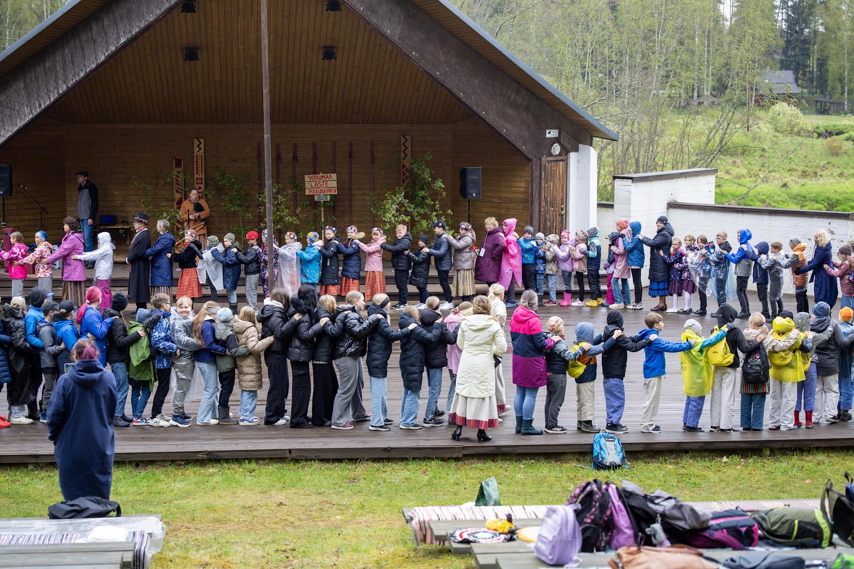 Lapsed said liikuda traditsioonilise sabatantsu vooris. Fotod: Tiina Männe
