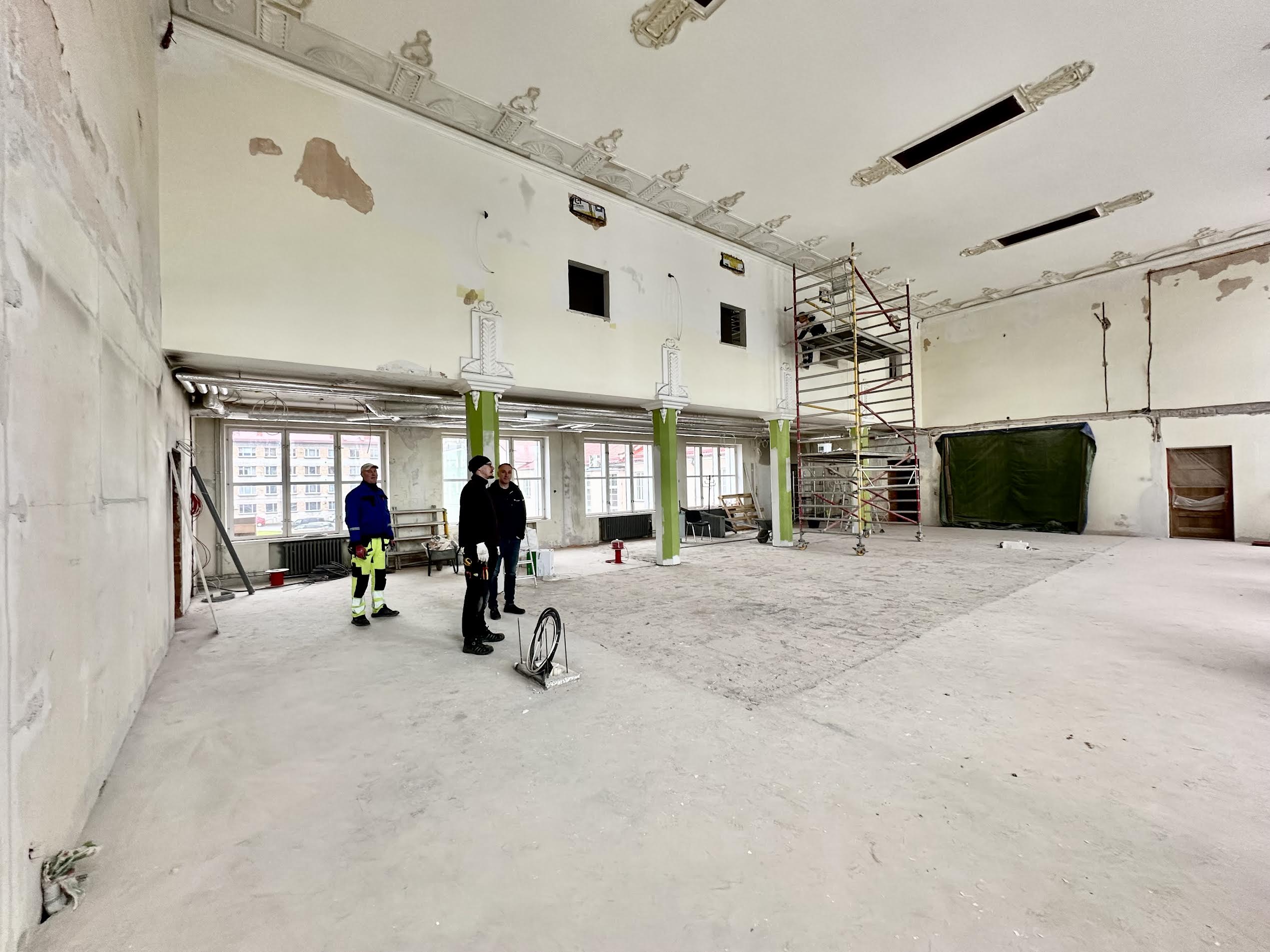 Pangahoone viimistlusetappi jõudvas saalis uurib kaablite kinnikatmise töid projektijuht Ingemar Palm koos Toomase (Powtec) ja Kallega (Semuehitus). FOTOD: Kalev Annom