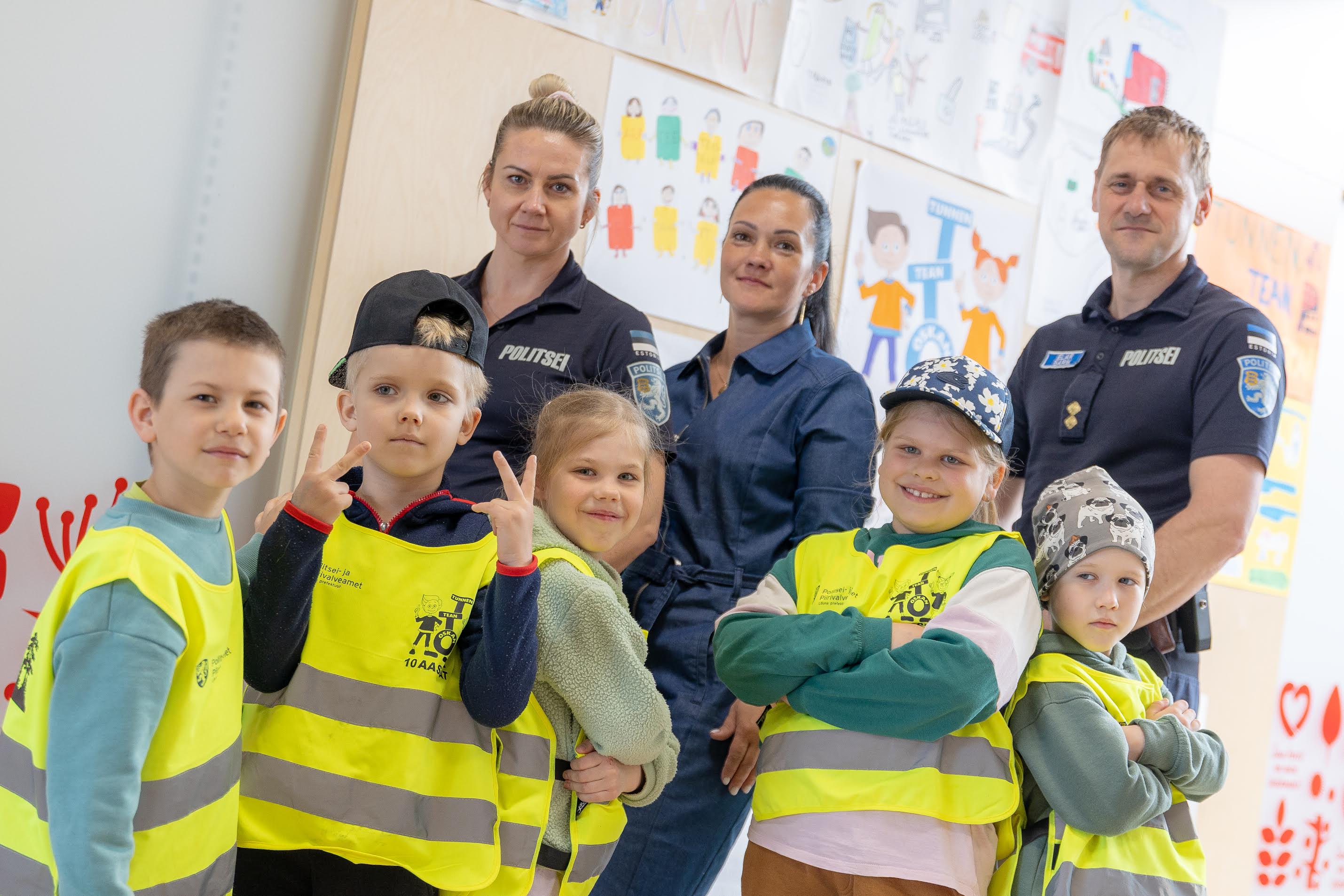 Piirkonnapolitseinik Kerli Karavin (vasakult), Kristi Kimalane, piirkonnapolitseinik ning projekti eestvedaja Elar Sarik koos Sõlekese lasteaia kuuenda rühmaga. Fotod: Aigar Nagel