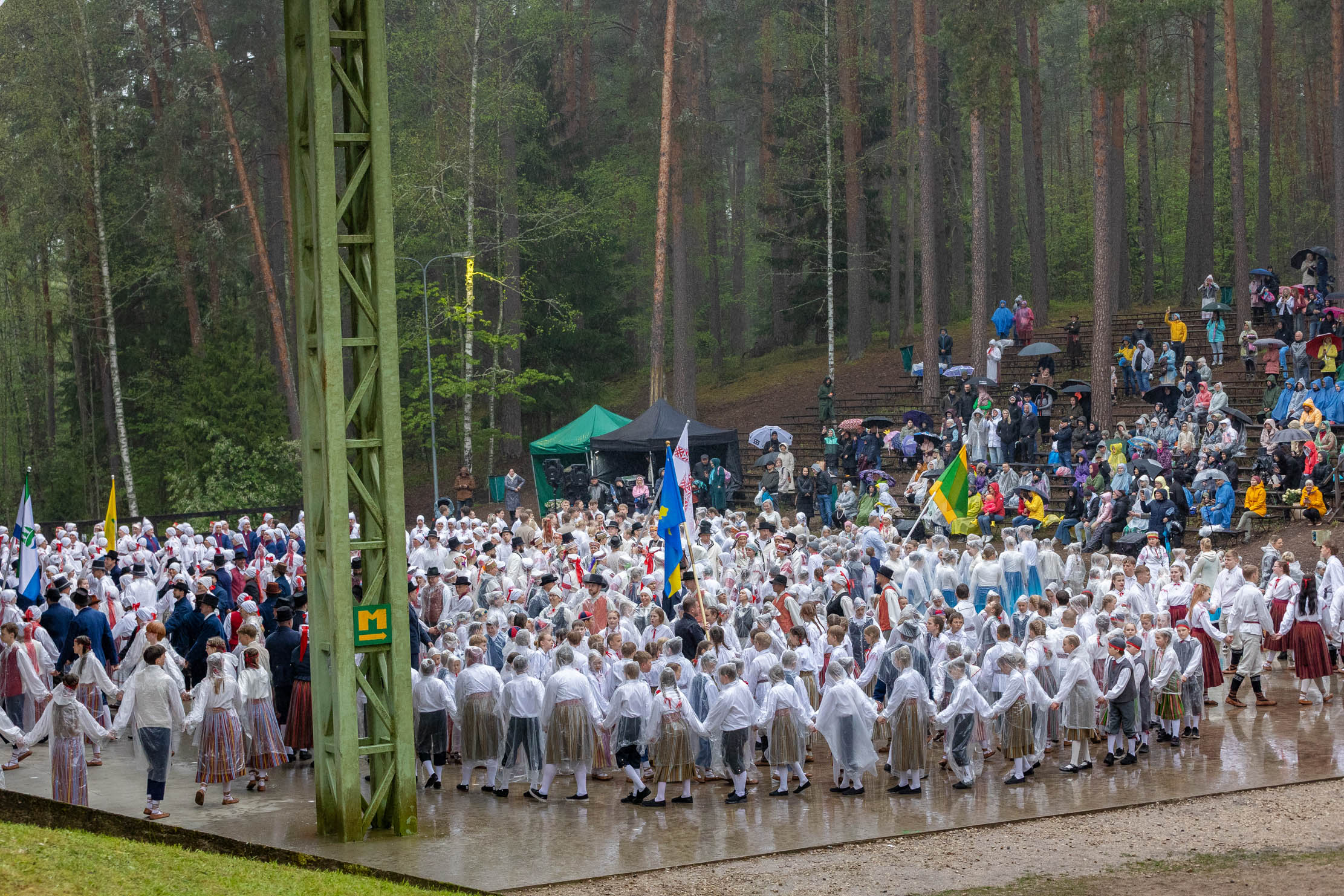 Võrumaa tantsupeol tantsiti vihma trotsides FOTO: Aigar Nagel