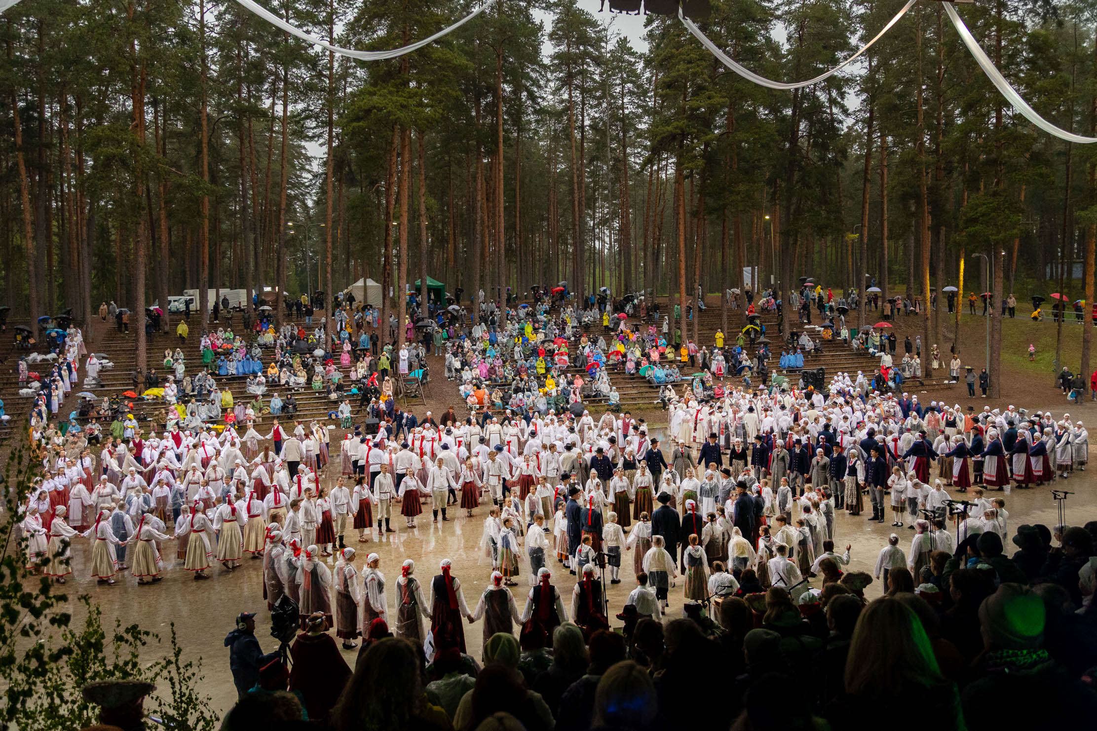 Võrumaa tantsupeol tantsiti vihma trotsides FOTO: Aigar Nagel
