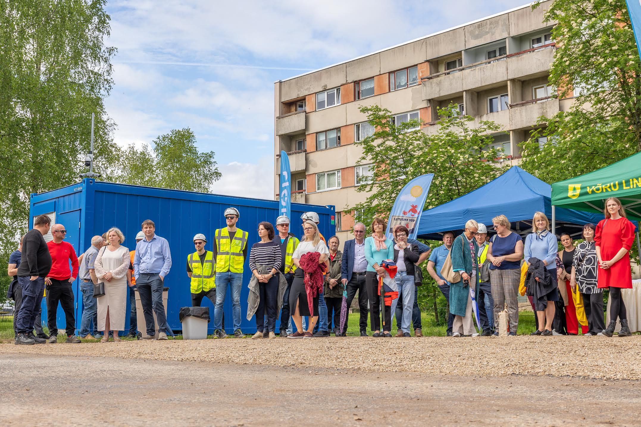 Uue lasteaiahoone nurgakivi paneku tseremoonia tõi kokku palju huvilisi. FOTO: Aigar Nagel