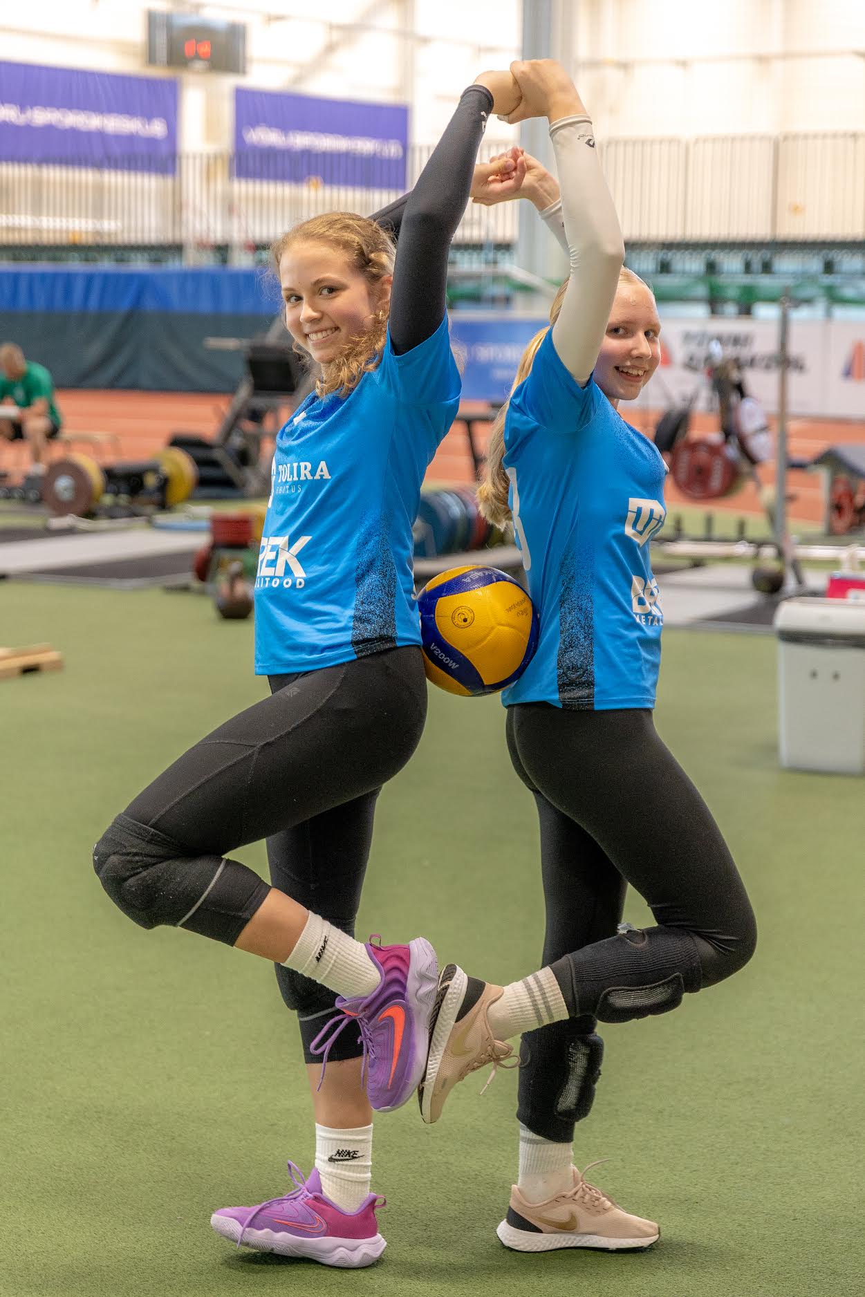 Rakverest siia mängima tulnud noored võrkpallurid Mia Mikker (vasakult) ja Kristelle Meerja Võru spordikeskuses. Fotod: Aigar Nagel
