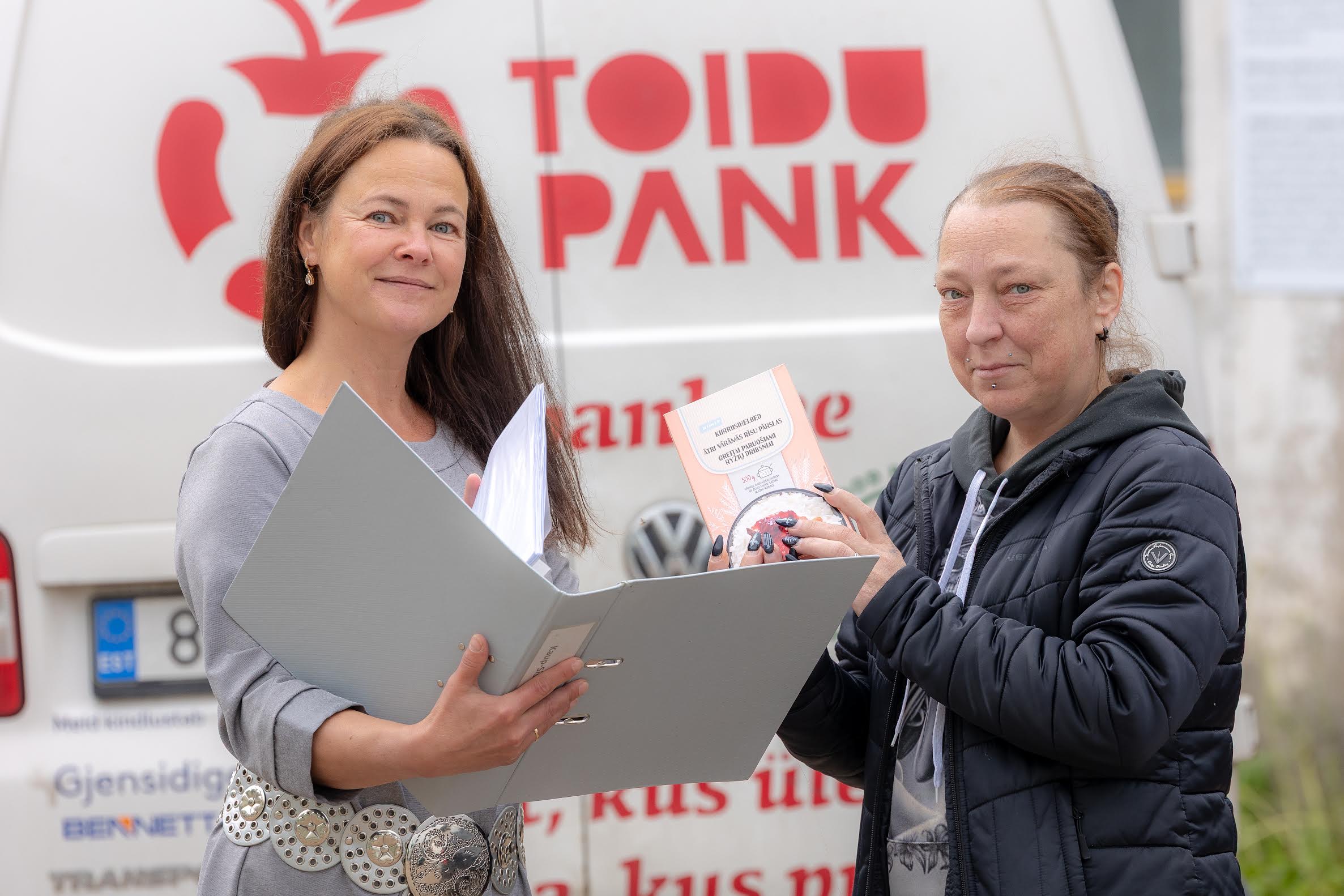 Mai kolmandal nädalal Võru toidupangas ametisse astunud Maiu Hartmann (vasakul fotol) on tänu varasemale vabatahtlikutööle ka juhina hästi vastu võetud. Fotol paremal Jaanika Jürgenson Foto: Aigar Nagel