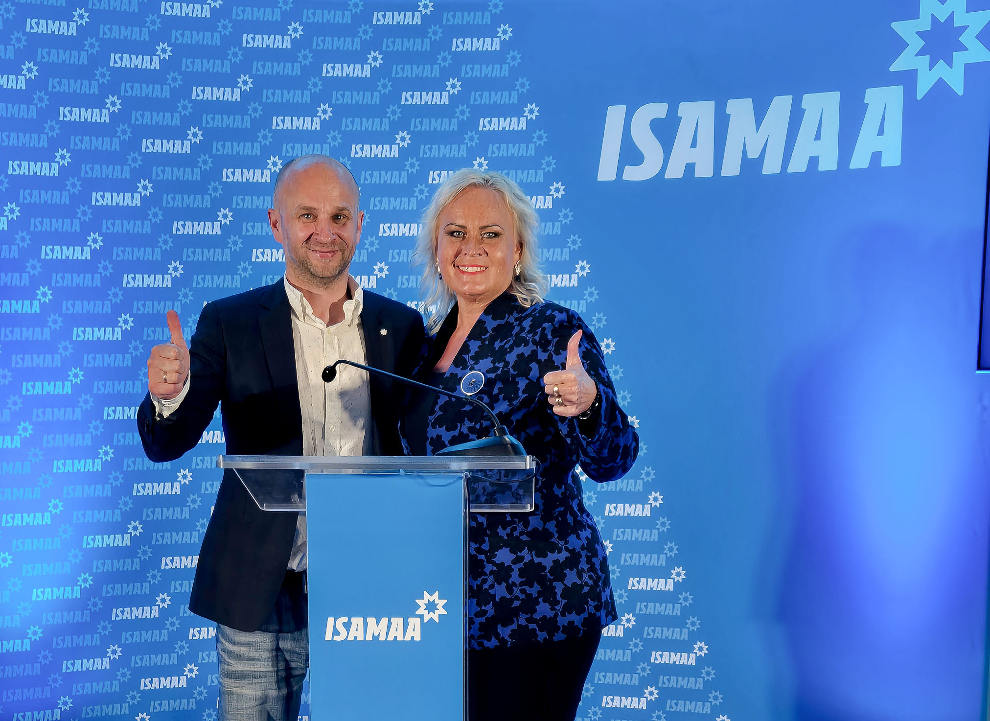 Võru linnavolikogu liige Tarmo Piirmann ja Rakvere linnapea Triin Varek. Piirmann valiti Isamaa revisjonikomjoni ja Varek eestseisuse liikmeks. Foto: ERAKOGU