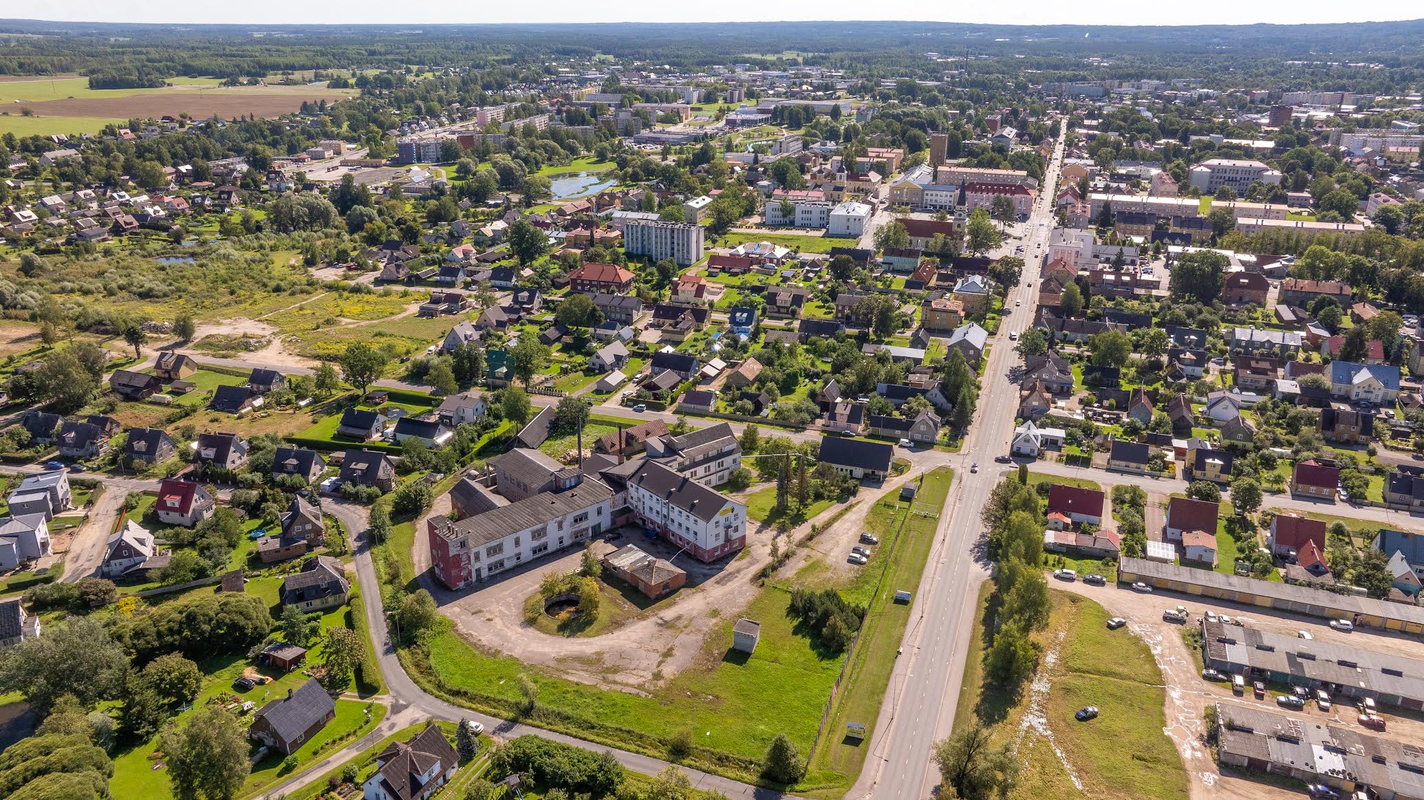 Mai alguses ilmus kinnisvaraportaalidesse müügikuulutus, kus 199 000 euro eest saab soetada Abrise kolmekorruselise hoonekompleksi. Foto: Aigar Nagel
