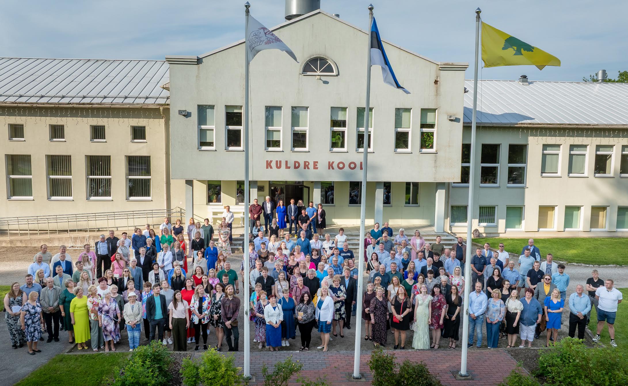 Kuldre kooli 115 aasta juubel tõi kokku paarsada inimest. Järgmiseks pidupäevaks, mis plaanis viie aasta pärast, loodetakse jõuda veelgi suurema rahvahulgani, sest esimest korda koguti ka kõikide osalejate e-posti aadressid. Foto: Aigar Nagel