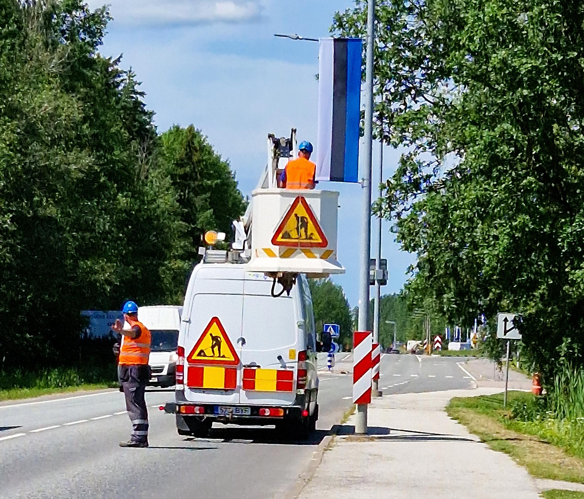 Võidupühaks paigaldatud lipud laulu- ja tantsupeo ajaks linna kaunistama ei jäänud
